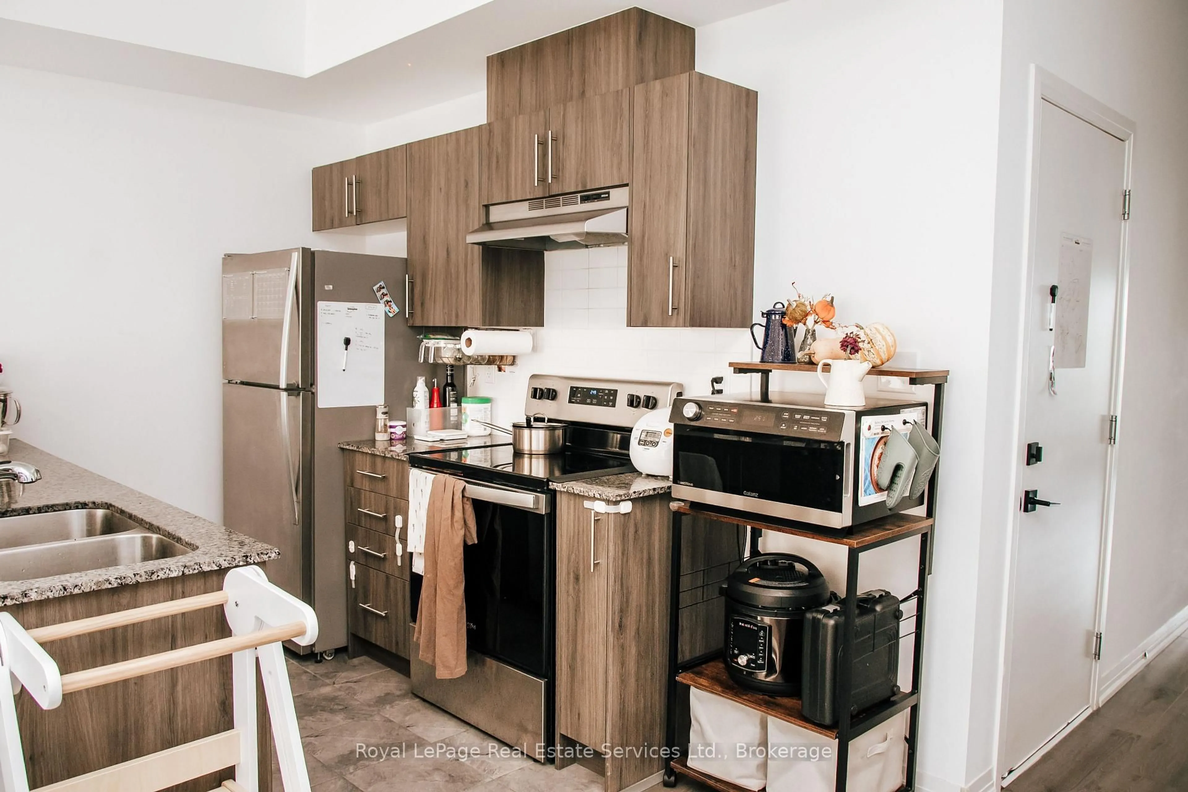 Standard kitchen, wood/laminate floor for 85 Gateland Dr, Barrie Ontario L9J 0N2