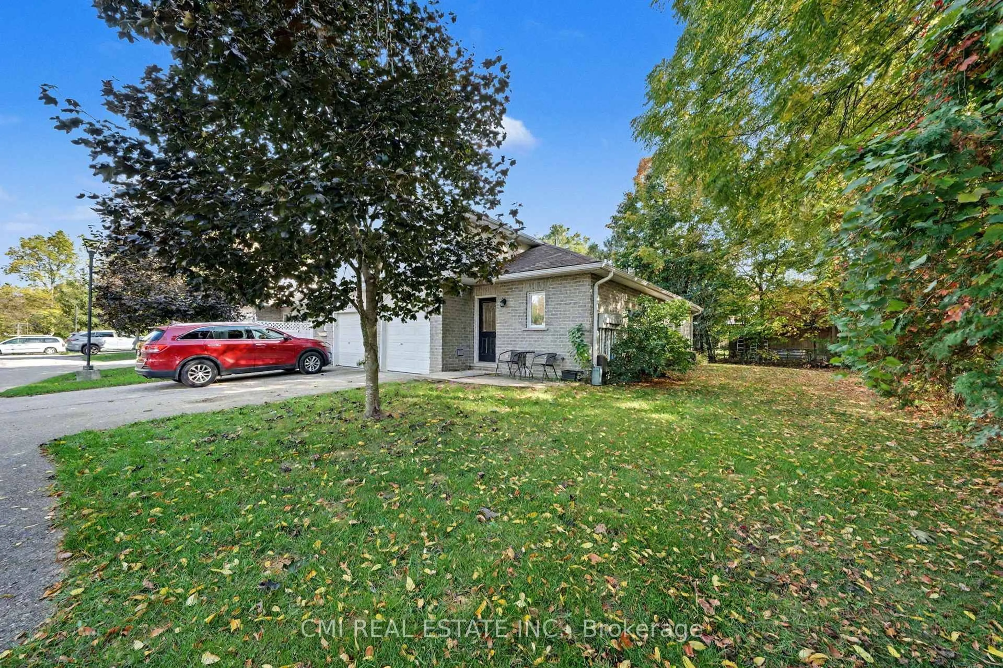 A pic from outside/outdoor area/front of a property/back of a property/a pic from drone, street for 511 Thomas St, Clearview Ontario L0M 1S0