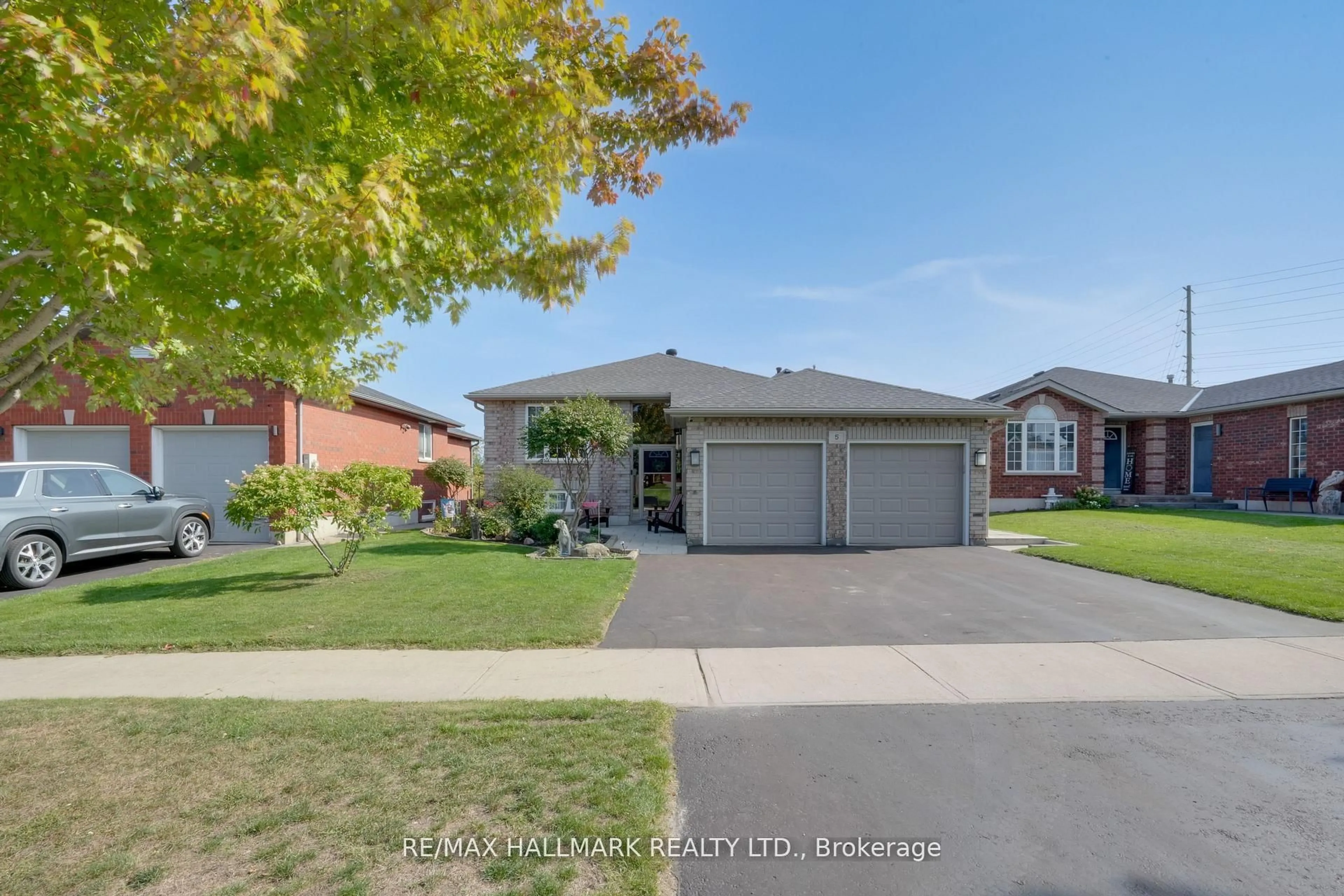 A pic from outside/outdoor area/front of a property/back of a property/a pic from drone, street for 5 Pacific Ave, Barrie Ontario L4M 7E7