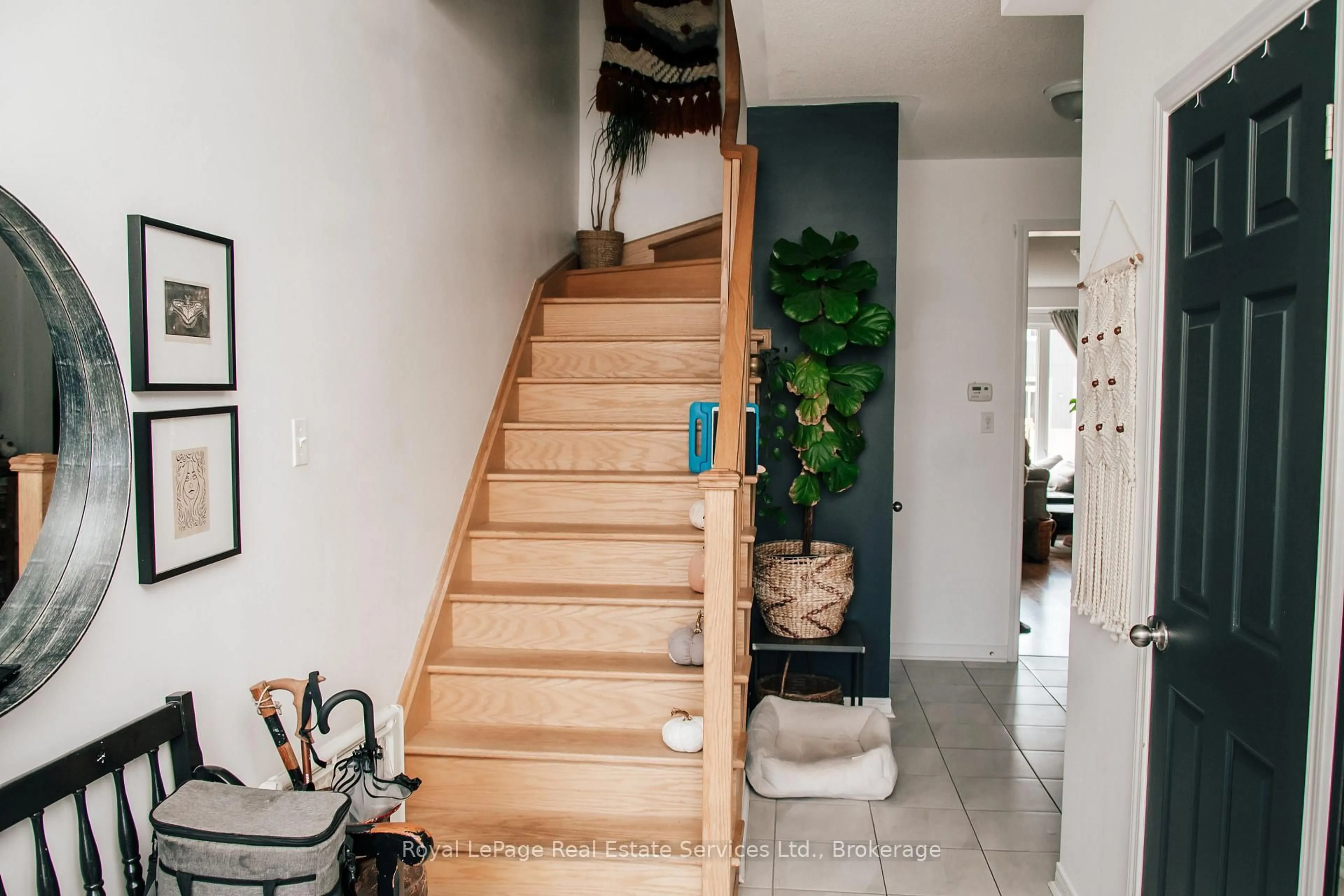 Indoor entryway for 8 Bailey St, Collingwood Ontario L9Y 3V3