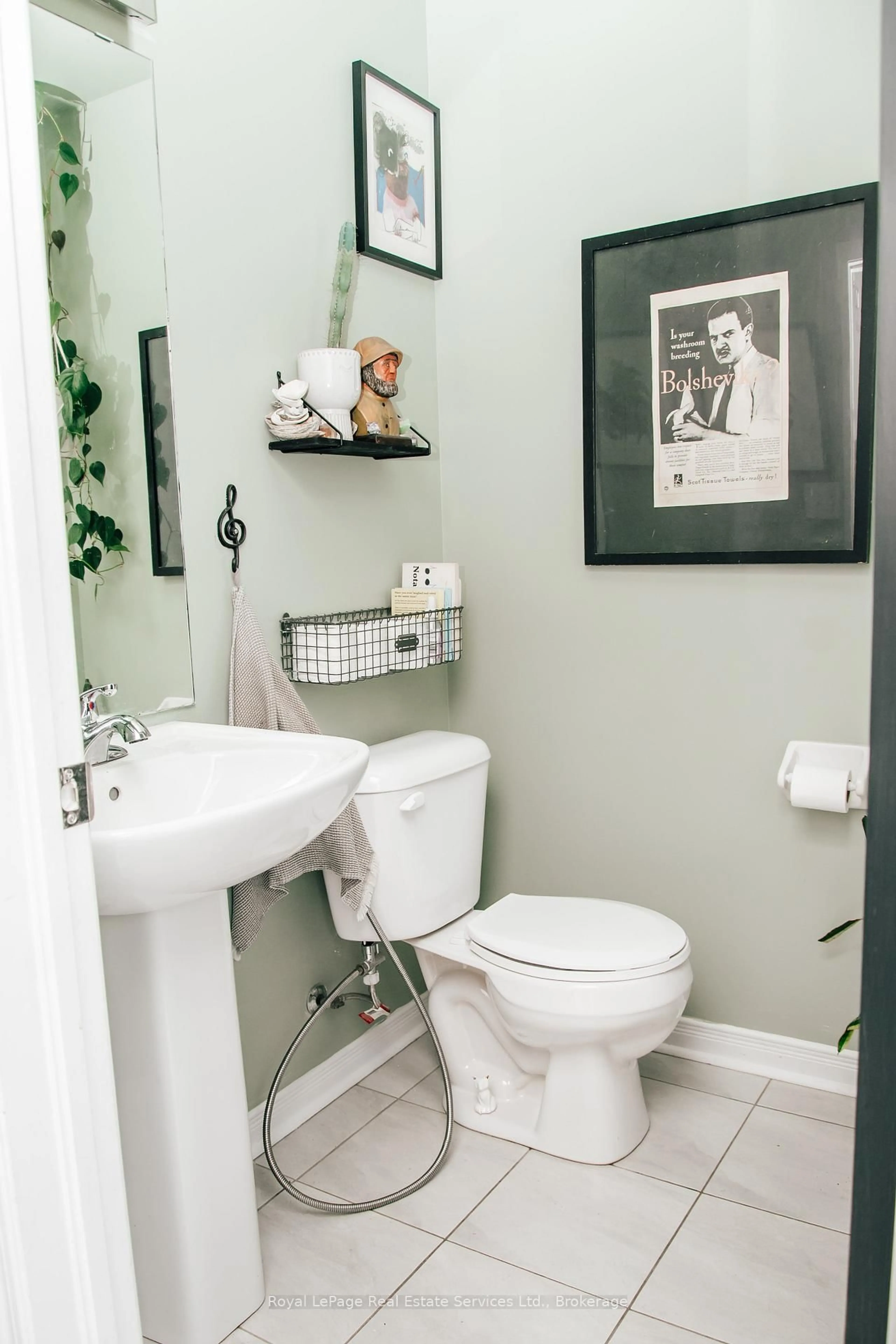 Standard bathroom, ceramic/tile floor for 8 Bailey St, Collingwood Ontario L9Y 3V3