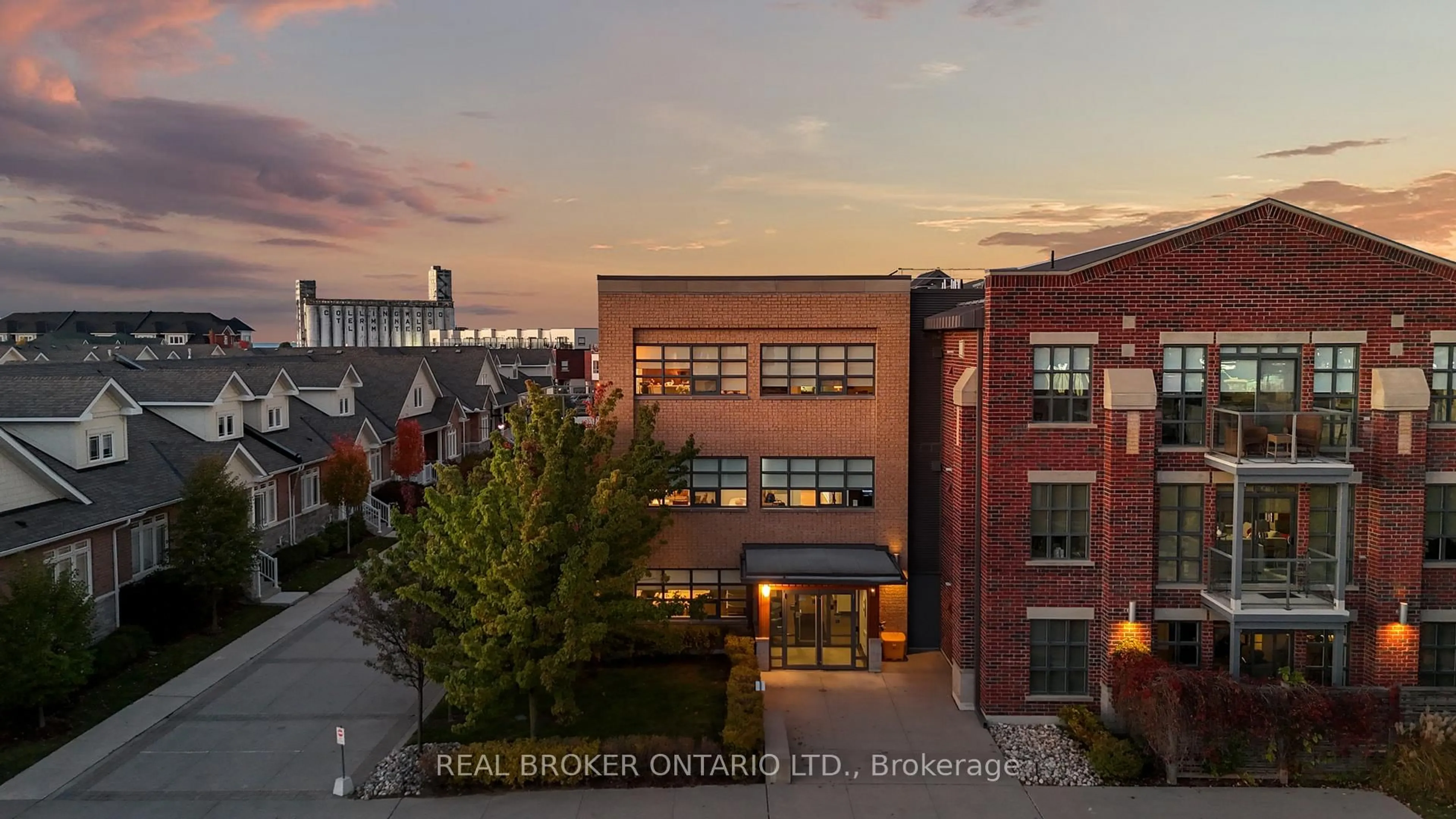 A pic from outside/outdoor area/front of a property/back of a property/a pic from drone, building for 1 Shipyard Lane #302, Collingwood Ontario L9Y 0W2