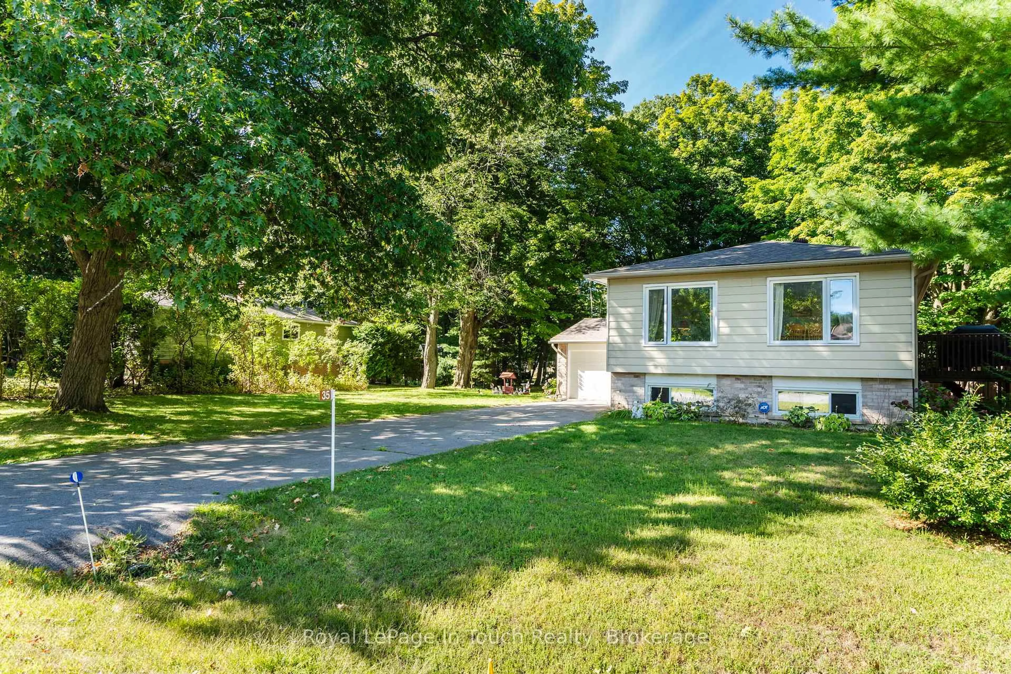 A pic from outside/outdoor area/front of a property/back of a property/a pic from drone, street for 35 Dorcas Ave, Tiny Ontario L0L 2T0