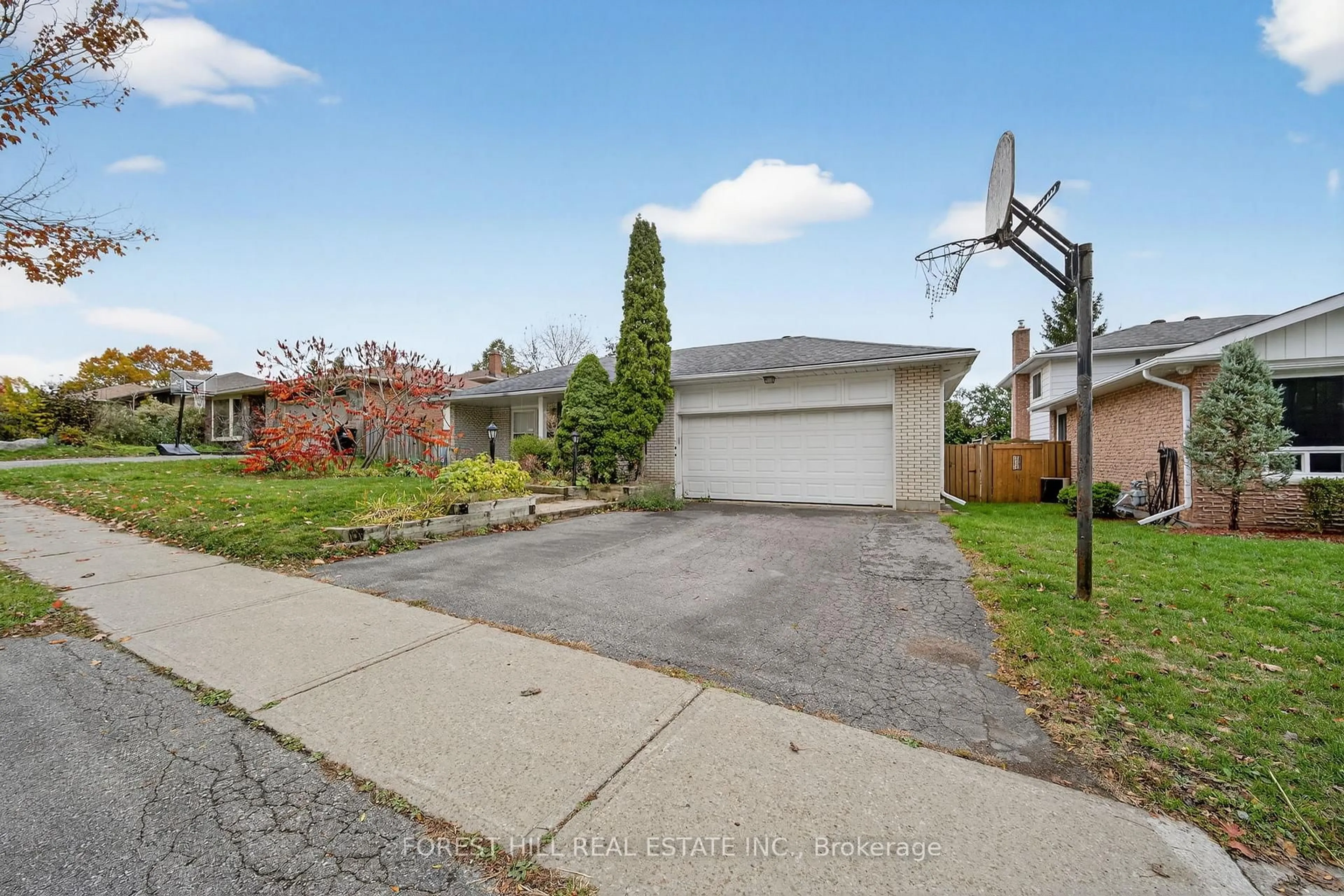 A pic from outside/outdoor area/front of a property/back of a property/a pic from drone, street for 233 Rose St, Barrie Ontario L4M 2V3