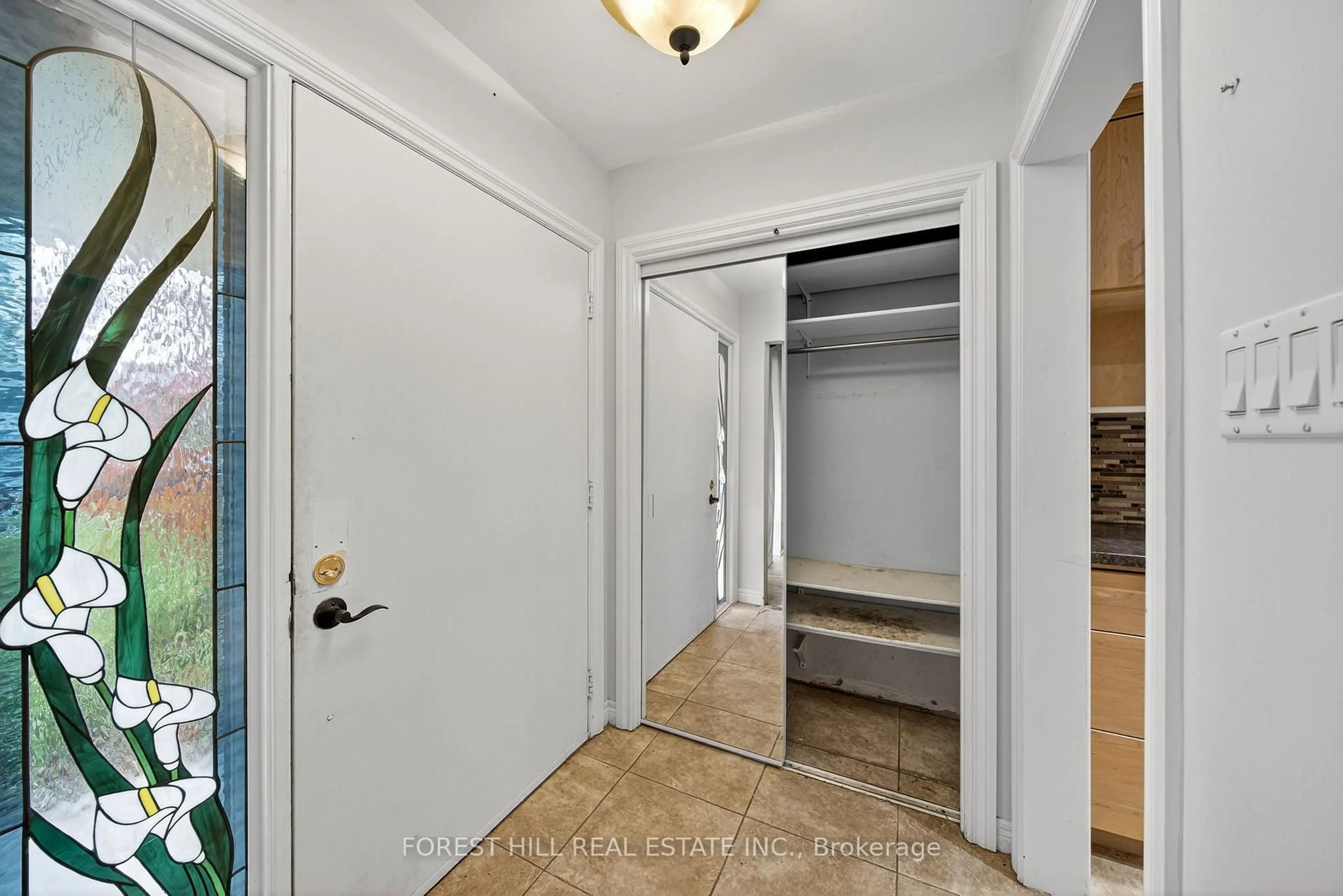 Indoor entryway for 233 Rose St, Barrie Ontario L4M 2V3