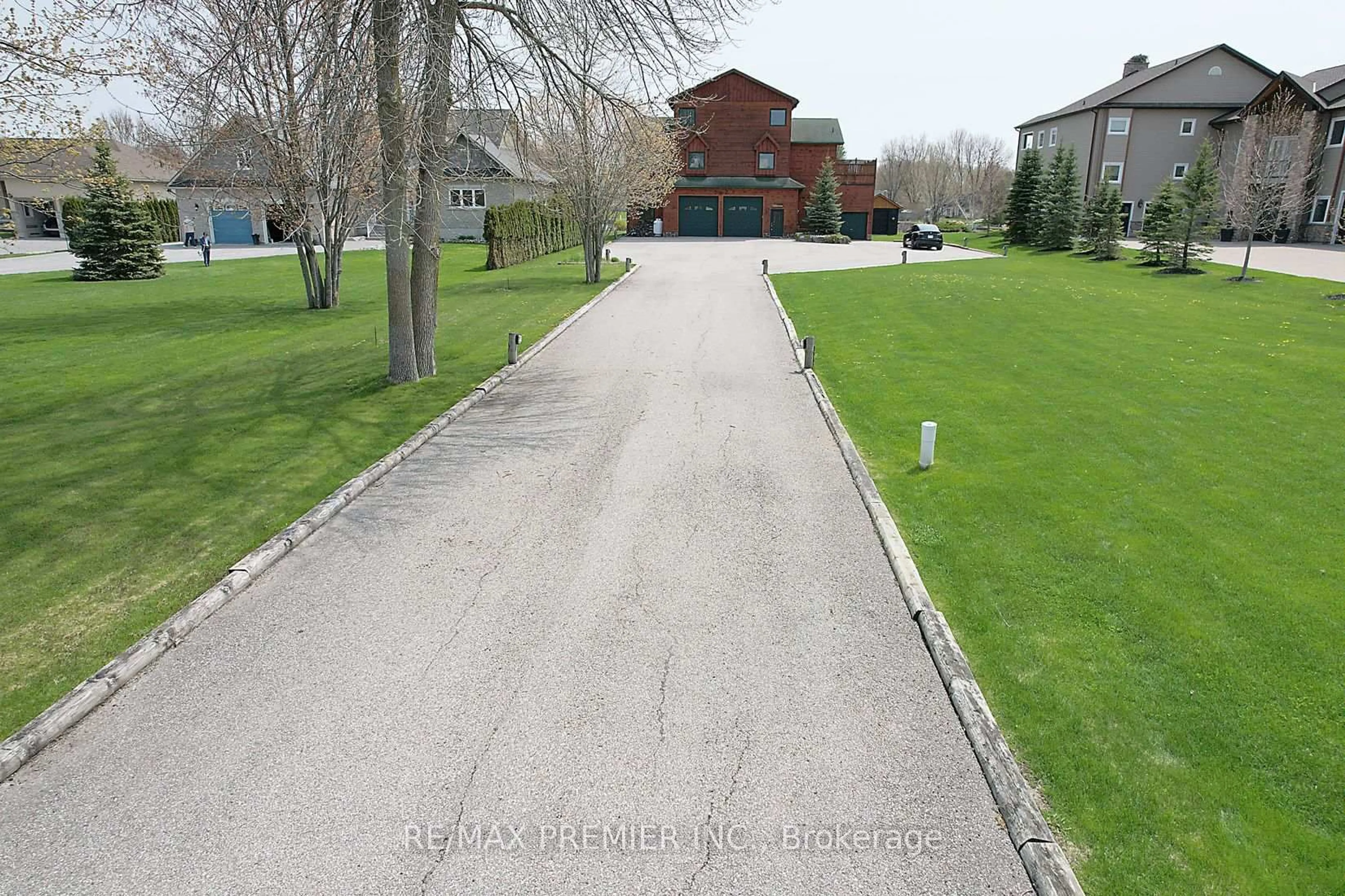 A pic from outside/outdoor area/front of a property/back of a property/a pic from drone, street for 31 Paradise Blvd, Ramara Ontario L0K 1B0