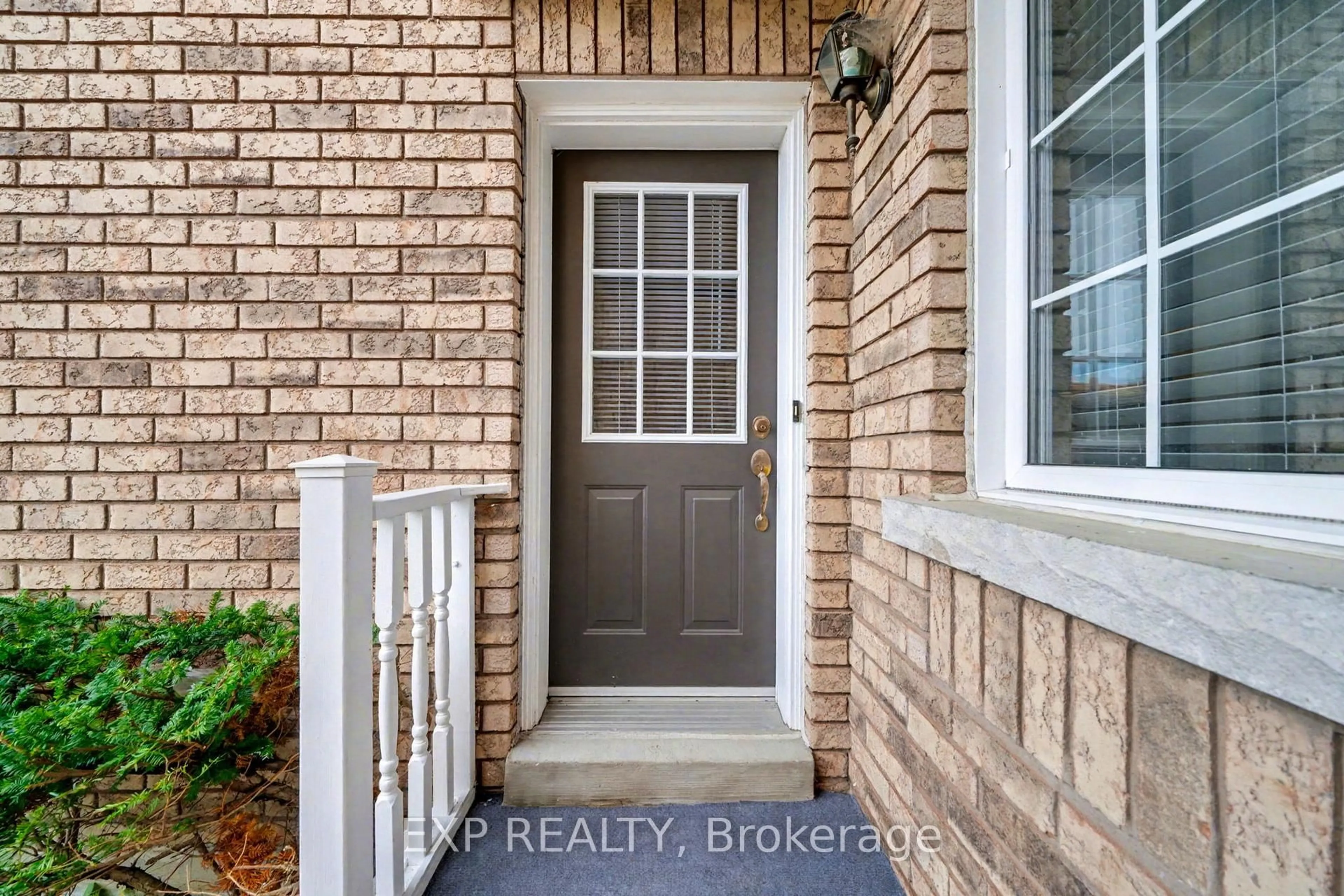 Indoor entryway for 56 Hawthorne Cres, Barrie Ontario L4N 9Y7