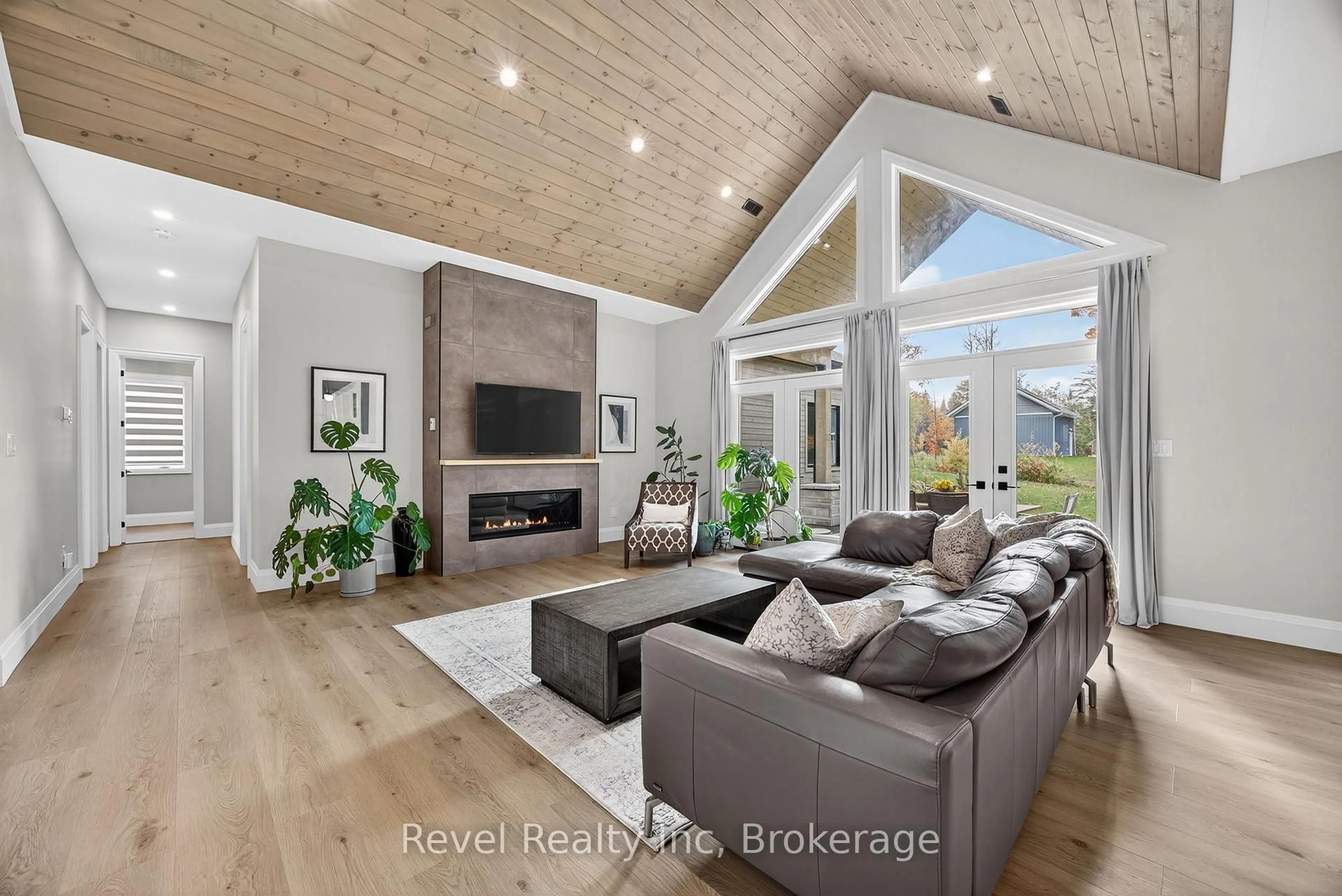 Living room with furniture, wood/laminate floor for 2 Seguin Cres, Tiny Ontario L9M 0C9