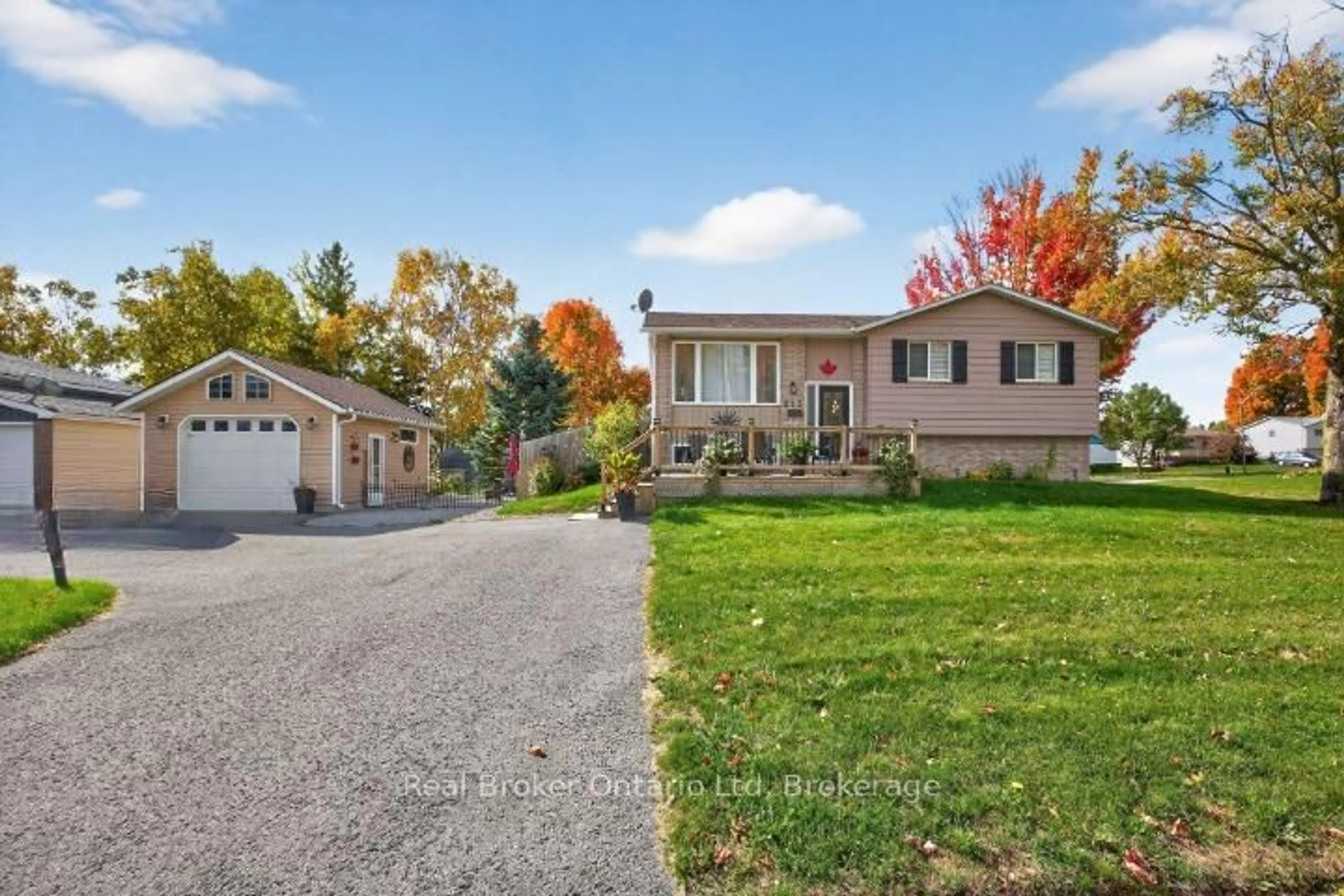 A pic from outside/outdoor area/front of a property/back of a property/a pic from drone, street for 253 Lescaut Rd, Midland Ontario L4R 4S3