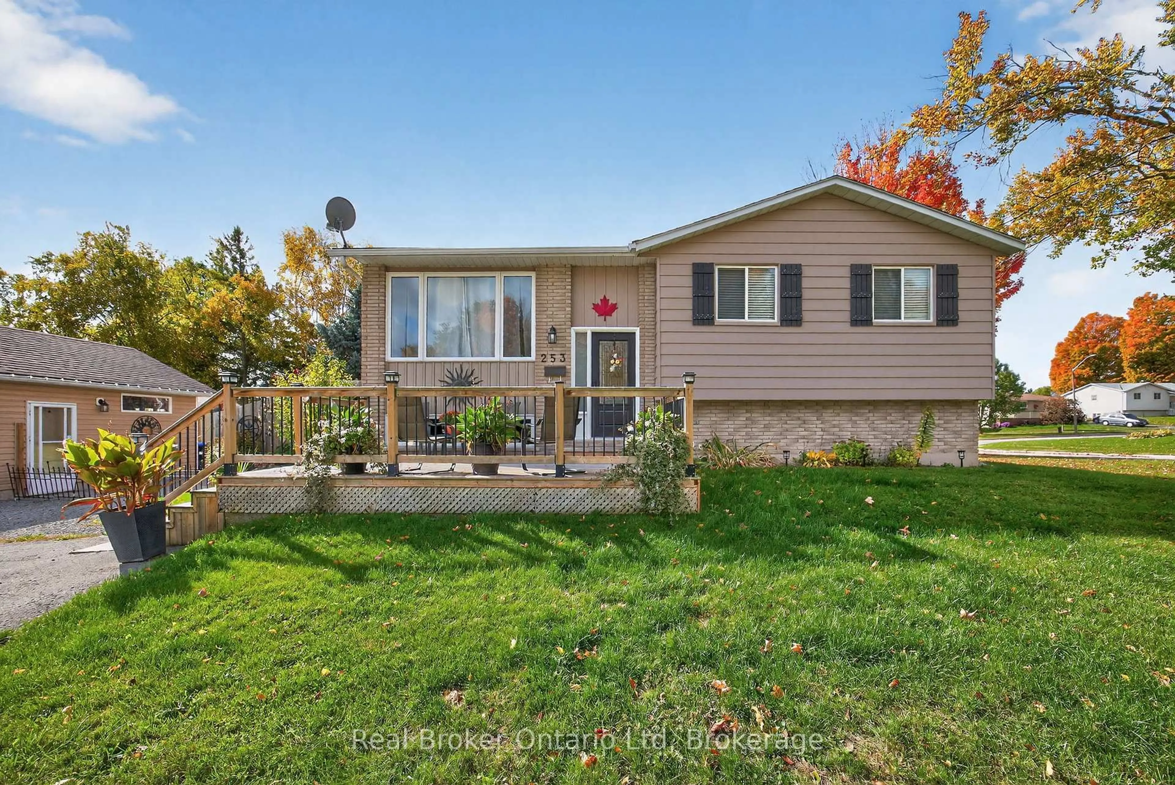 Home with vinyl exterior material, street for 253 Lescaut Rd, Midland Ontario L4R 4S3