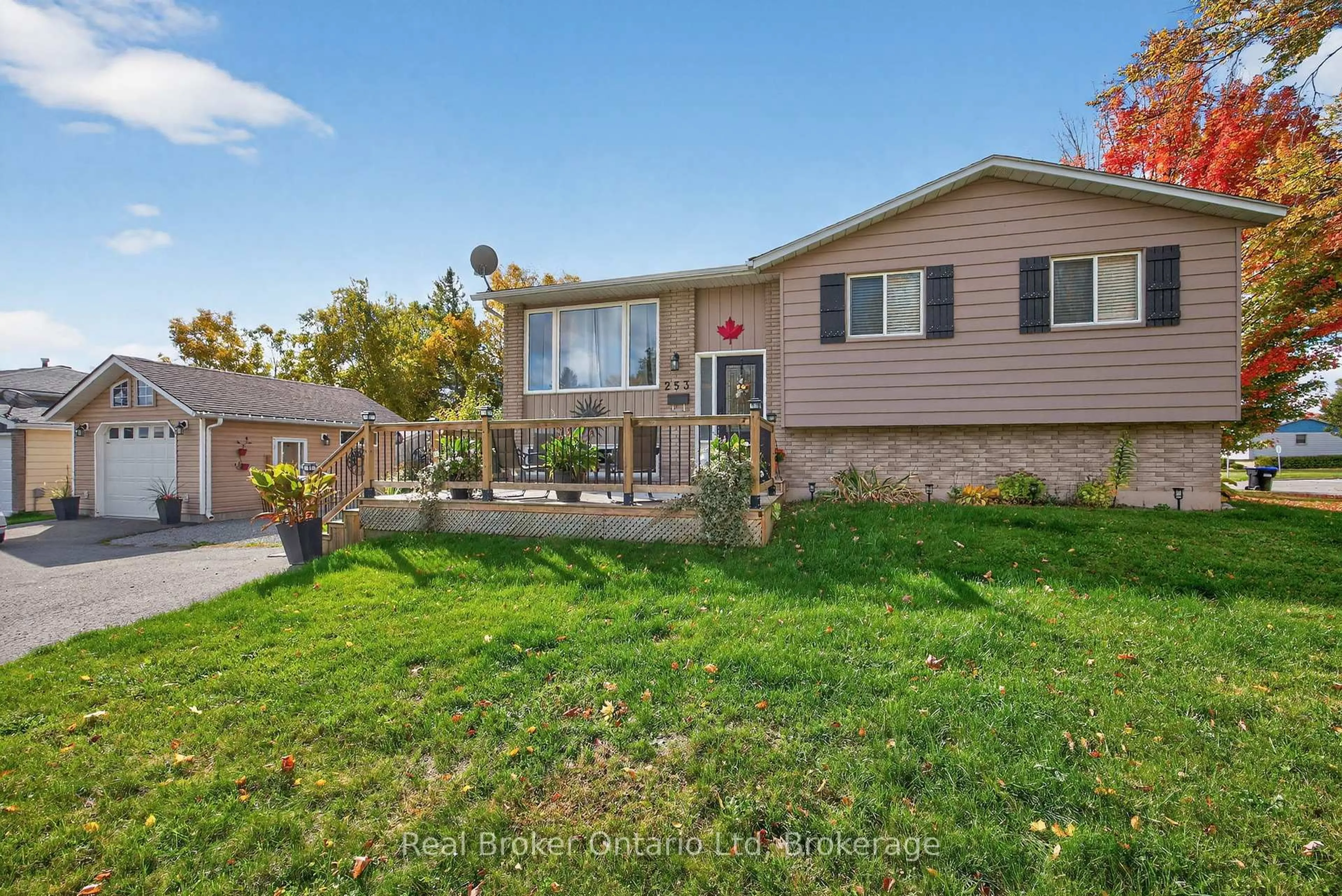 Home with vinyl exterior material, street for 253 Lescaut Rd, Midland Ontario L4R 4S3