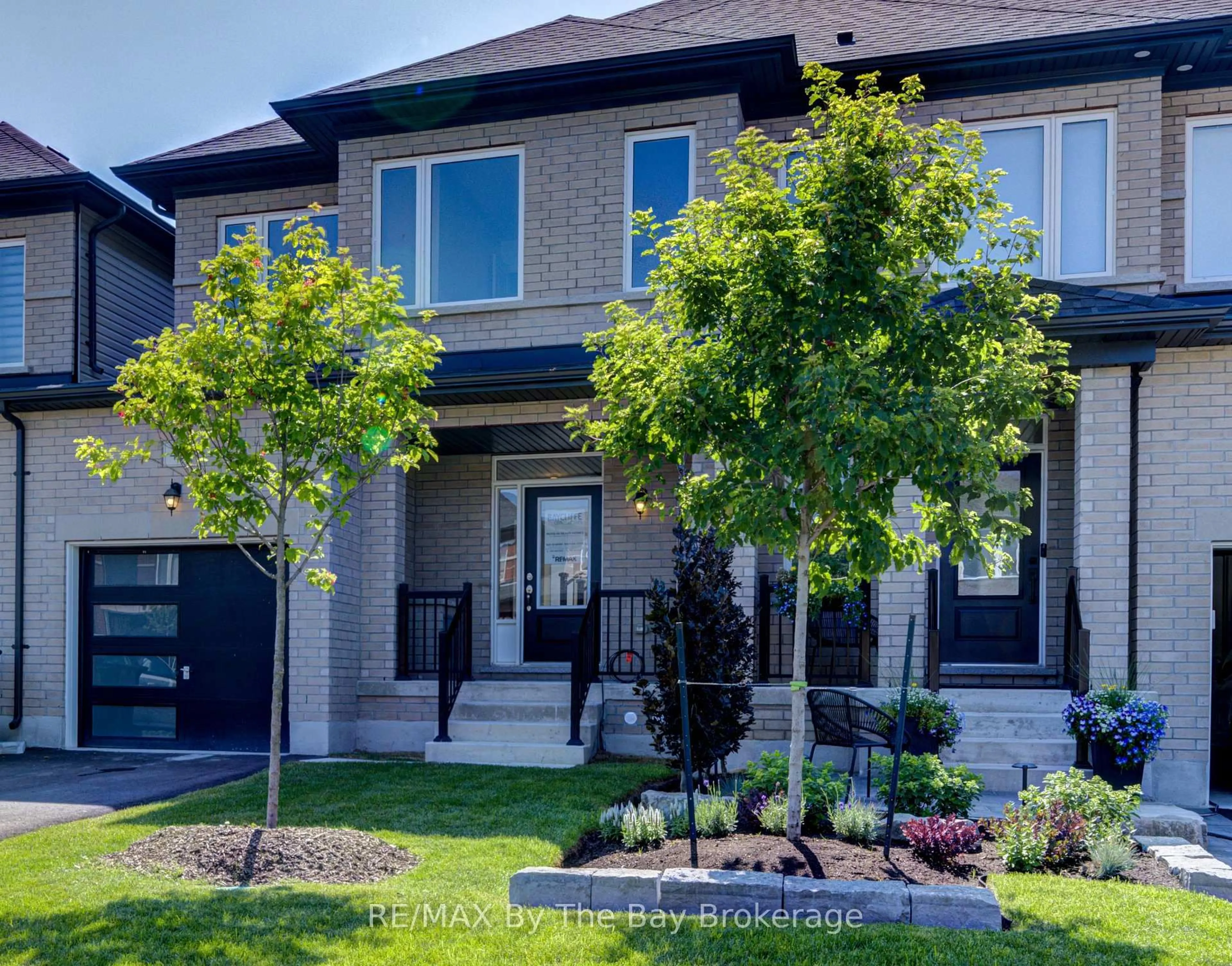 Home with brick exterior material, street for 42 Lisa St, Wasaga Beach Ontario L9Z 1J9