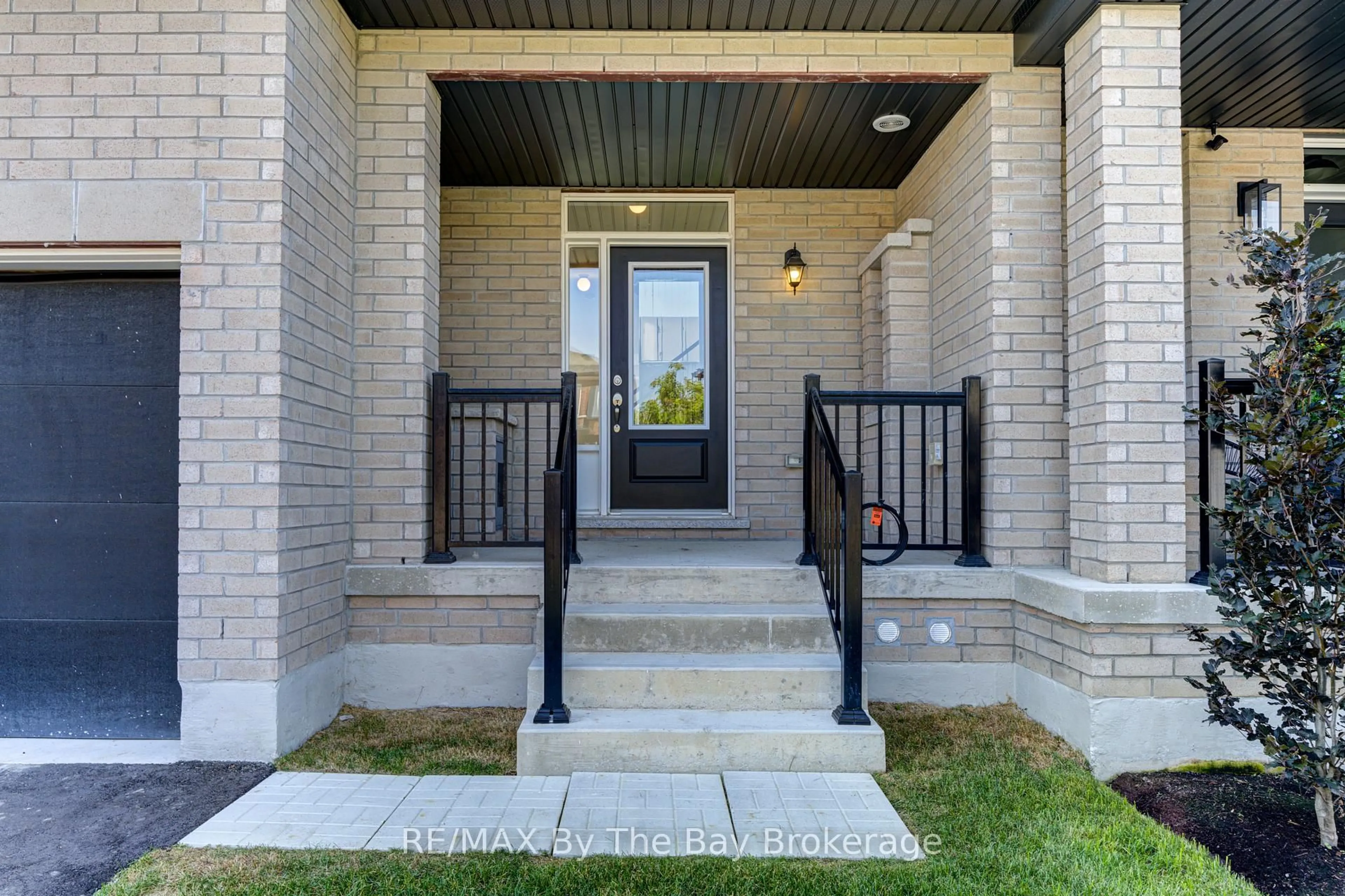 Indoor entryway for 42 Lisa St, Wasaga Beach Ontario L9Z 1J9