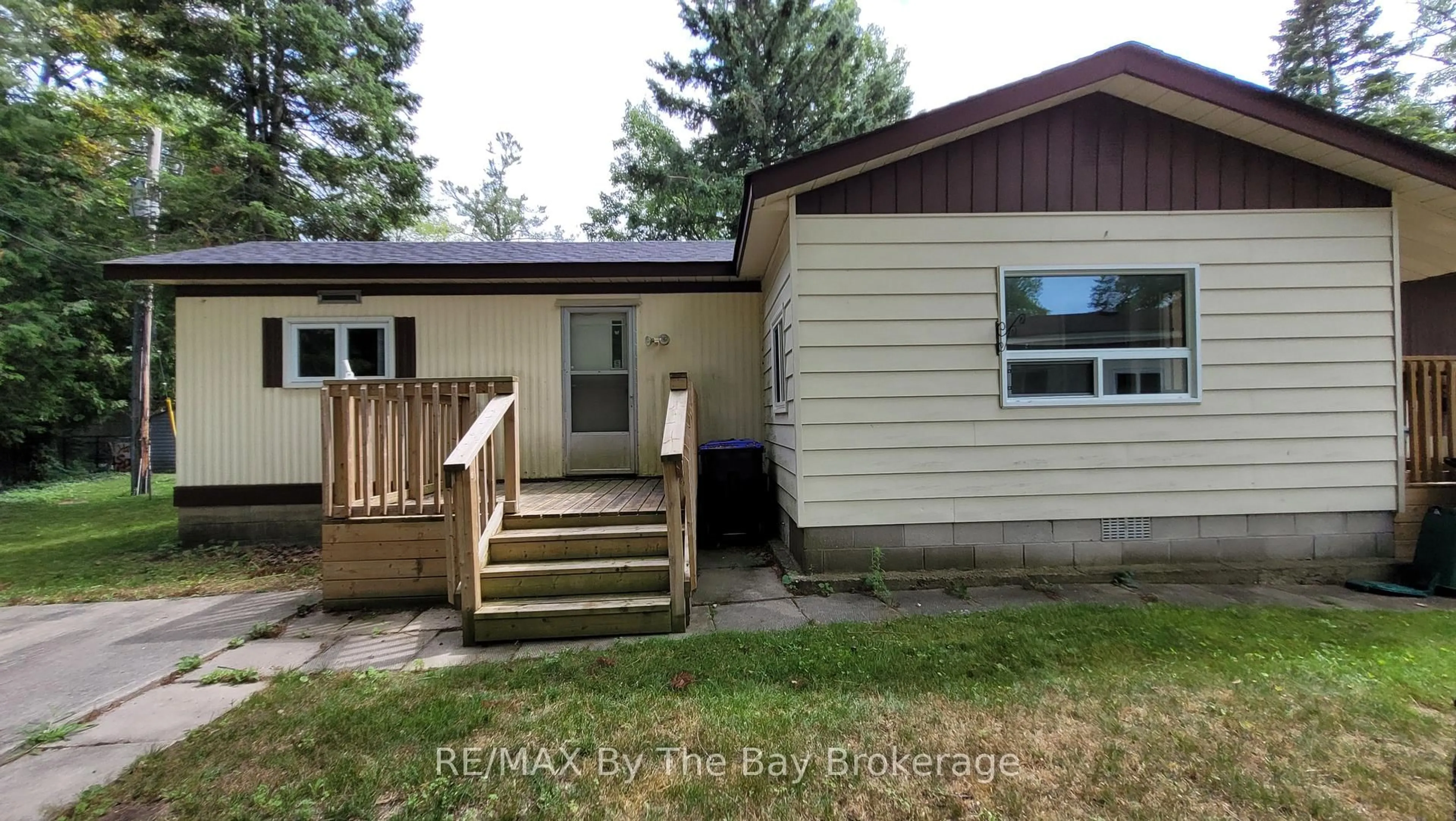 Home with vinyl exterior material, street for 50 GEORGIAN GLEN Dr, Wasaga Beach Ontario L9Z 1K7