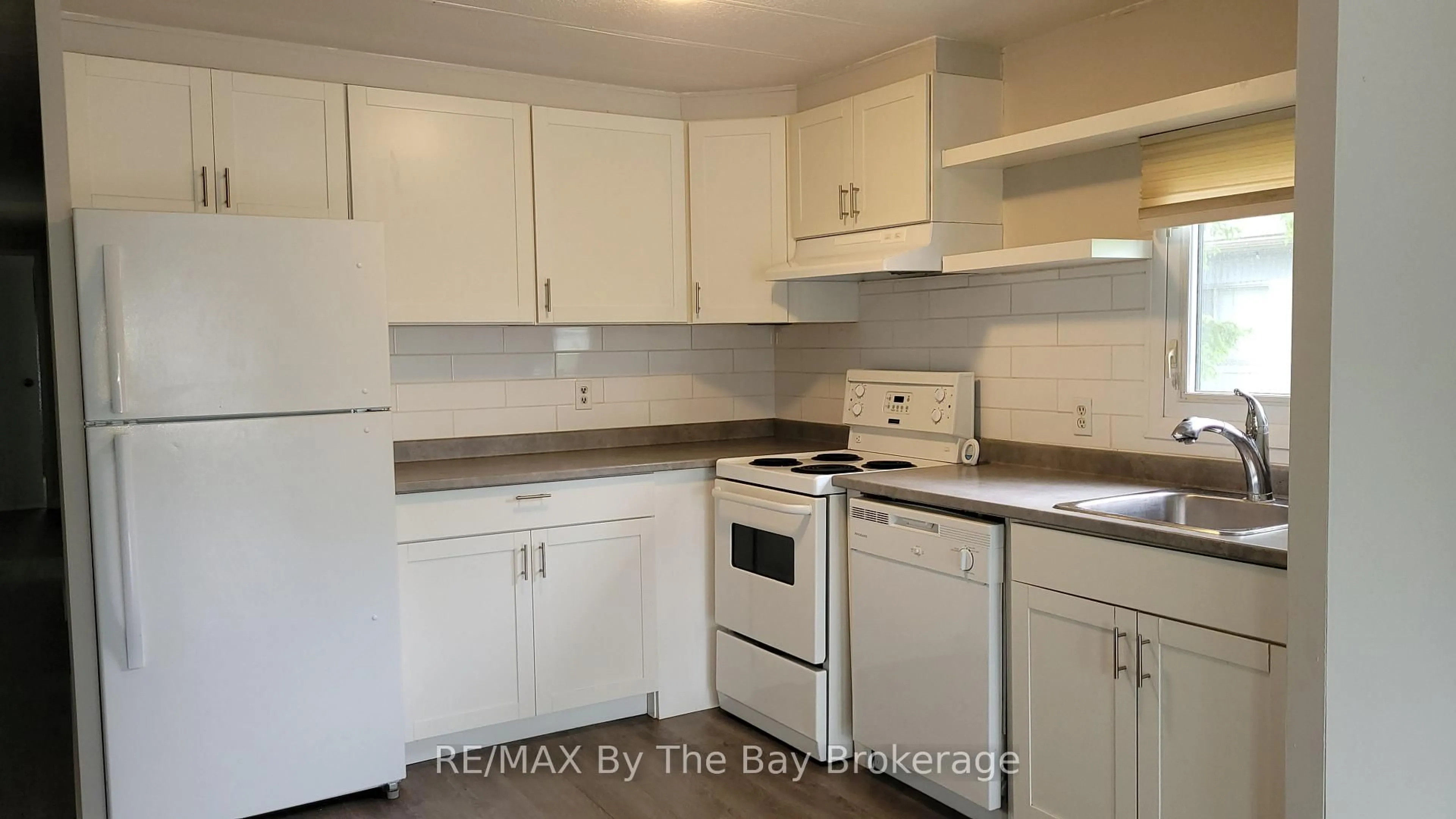 Standard kitchen, unknown for 50 GEORGIAN GLEN Dr, Wasaga Beach Ontario L9Z 1K7