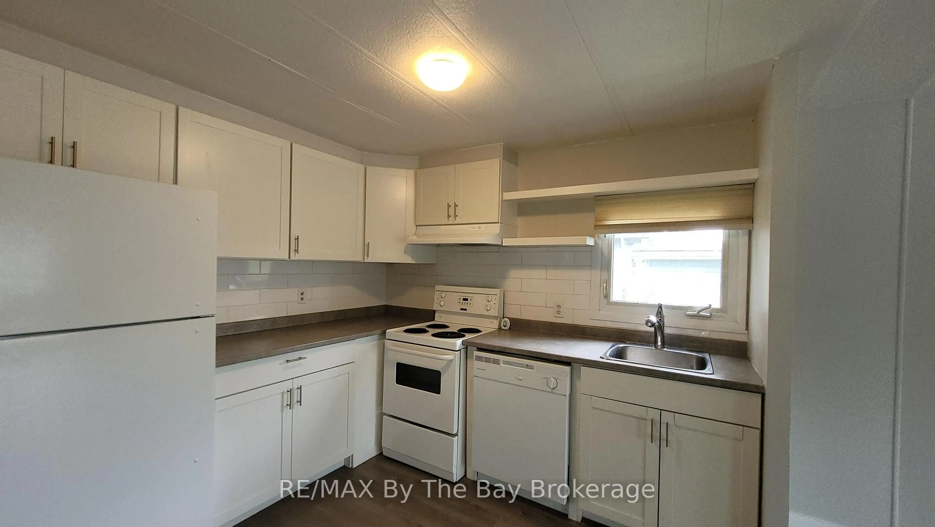 Standard kitchen, unknown for 50 GEORGIAN GLEN Dr, Wasaga Beach Ontario L9Z 1K7