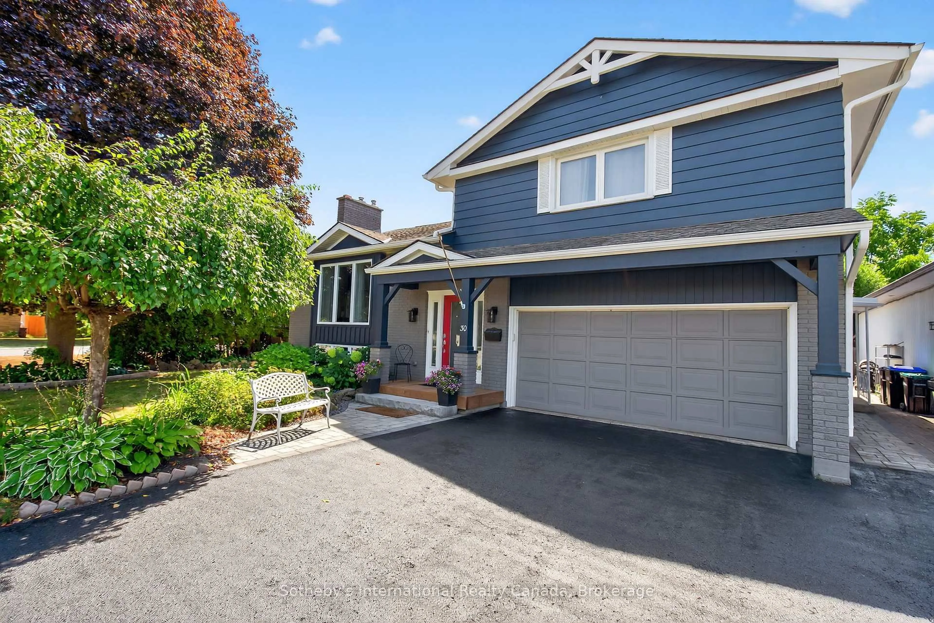 Home with vinyl exterior material, street for 30 Bryan Dr, Collingwood Ontario L9Y 2K7