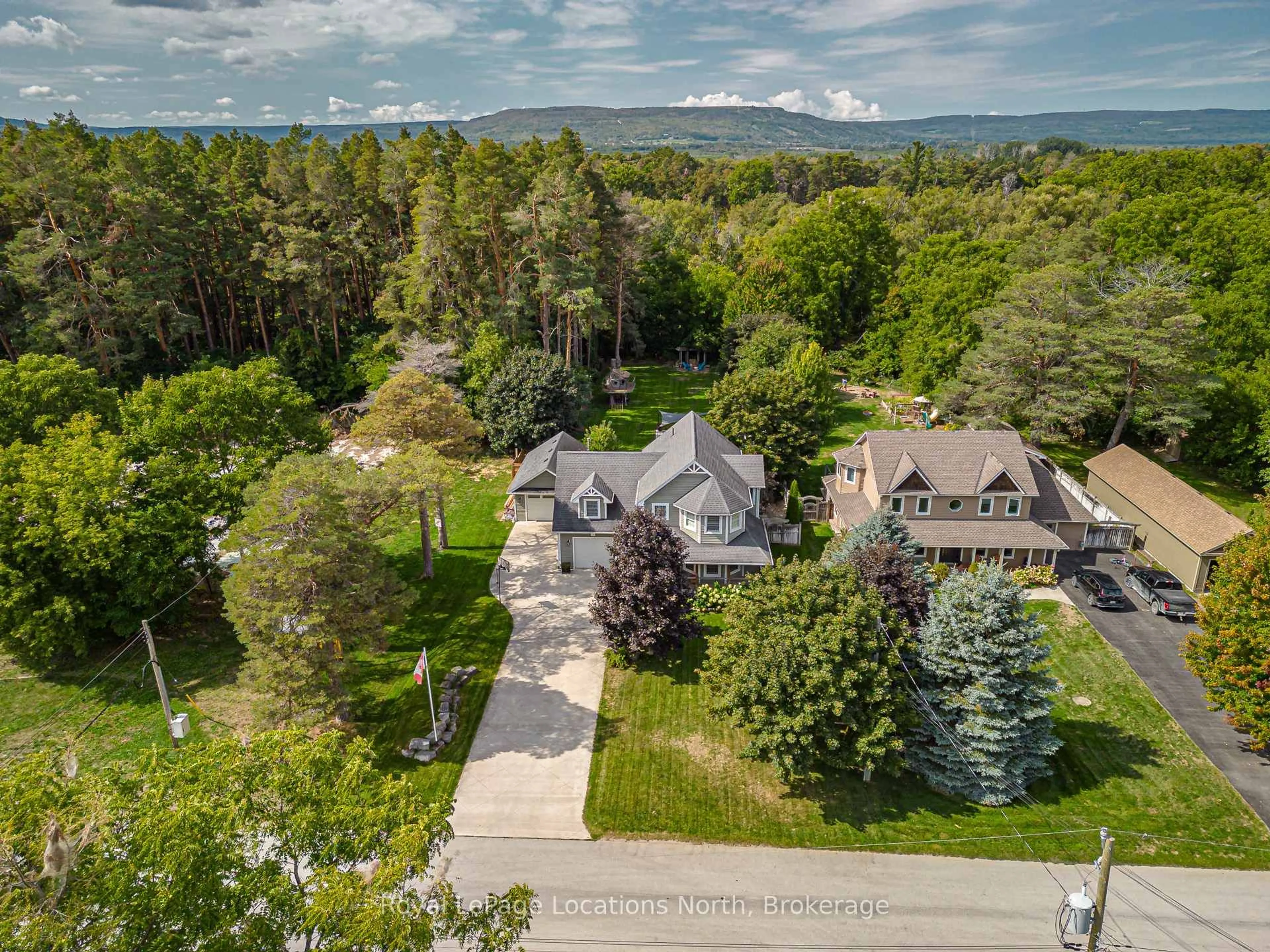 A pic from outside/outdoor area/front of a property/back of a property/a pic from drone, unknown for 19 Melville St, Clearview Ontario L0M 1P0