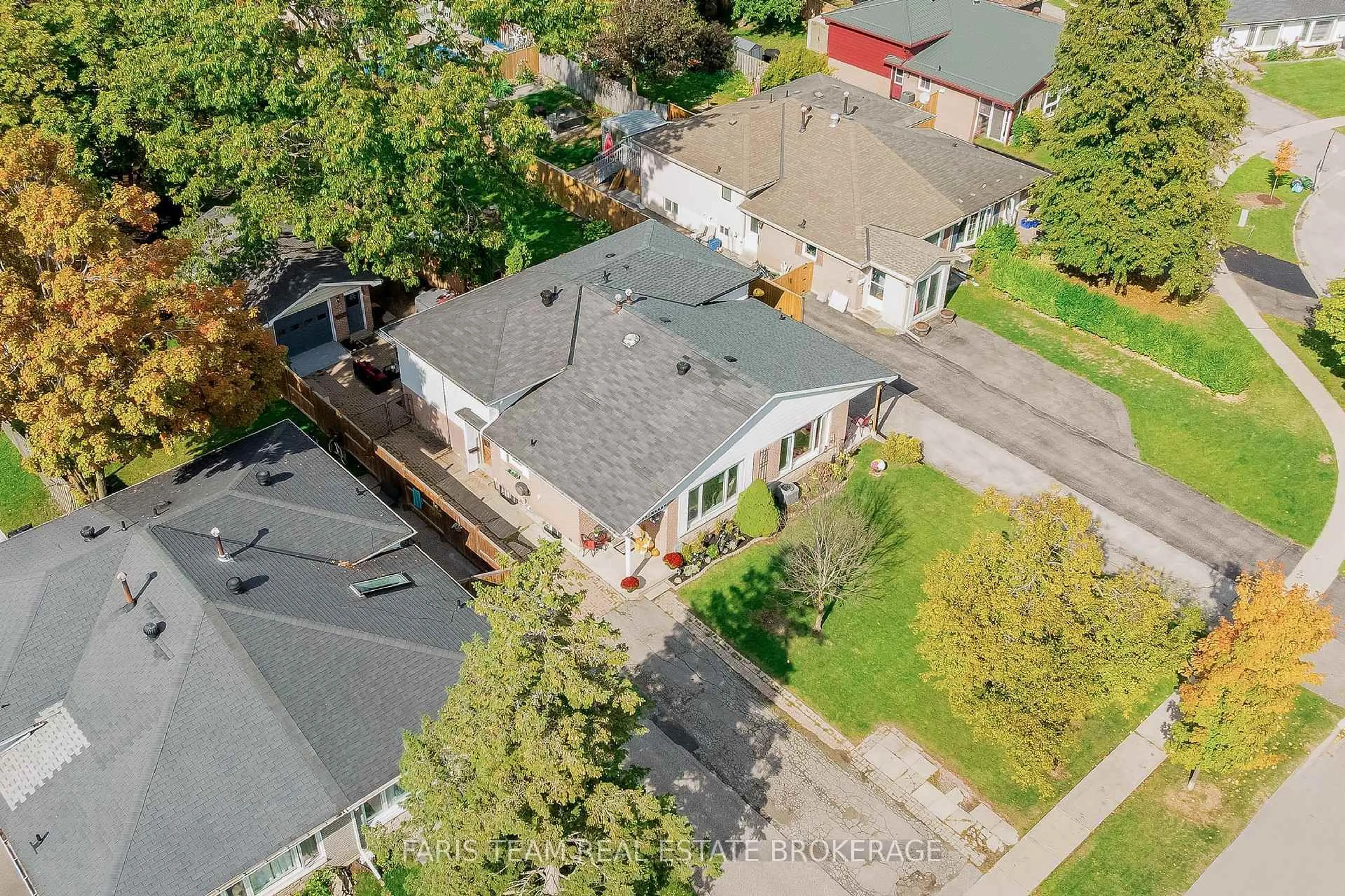 A pic from outside/outdoor area/front of a property/back of a property/a pic from drone, street for 32 Burbank Pl, Barrie Ontario L4M 2S8