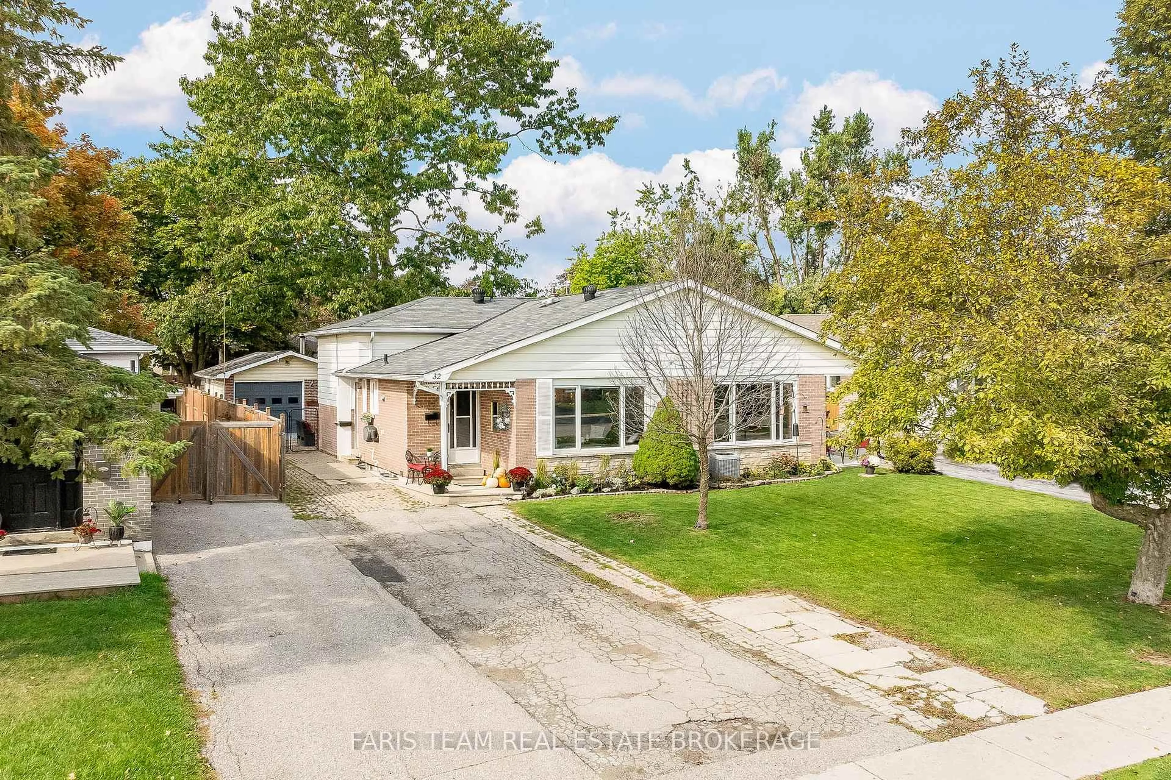 A pic from outside/outdoor area/front of a property/back of a property/a pic from drone, street for 32 Burbank Pl, Barrie Ontario L4M 2S8