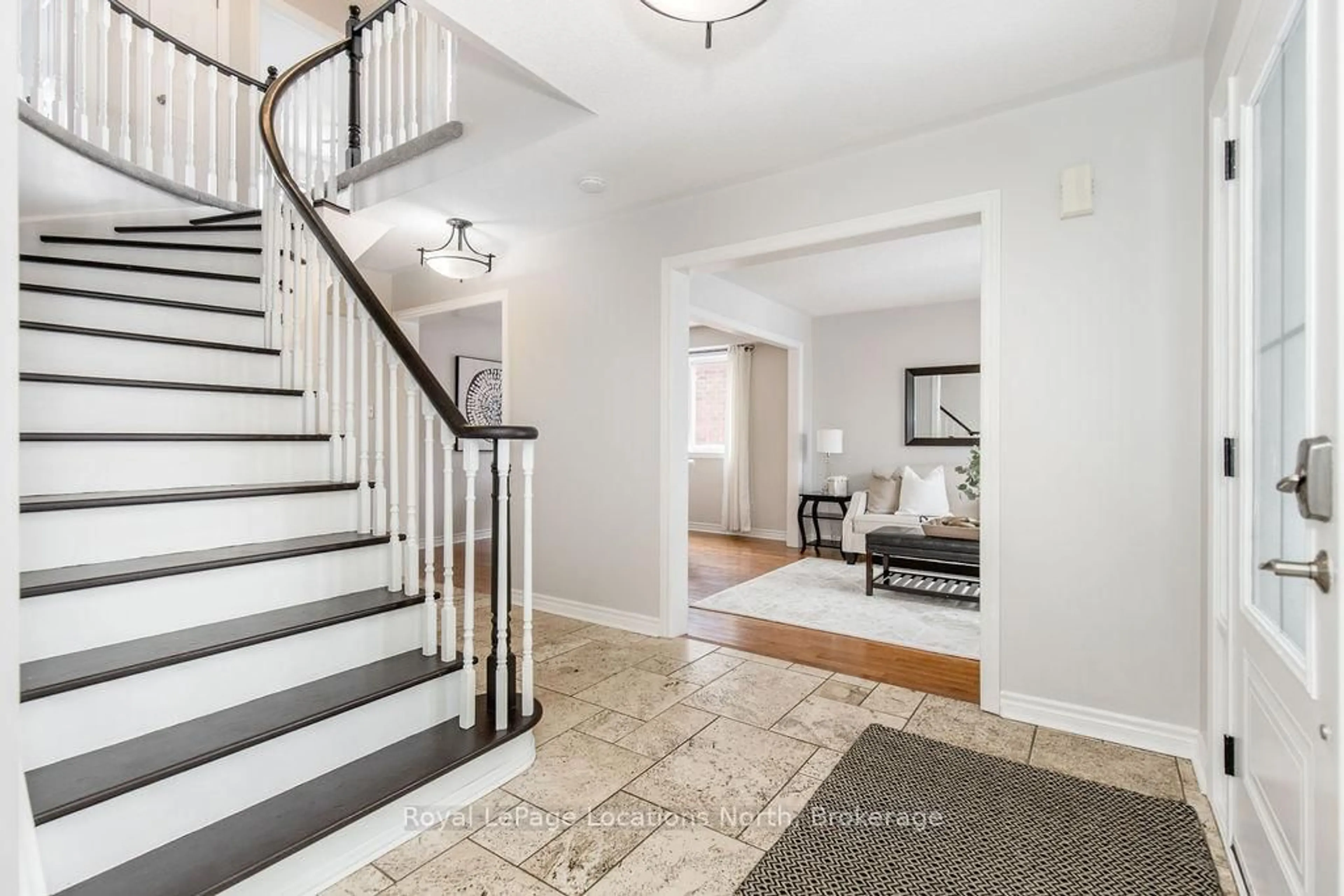 Indoor entryway for 45 Holly Meadow Rd, Barrie Ontario L4N 0E2