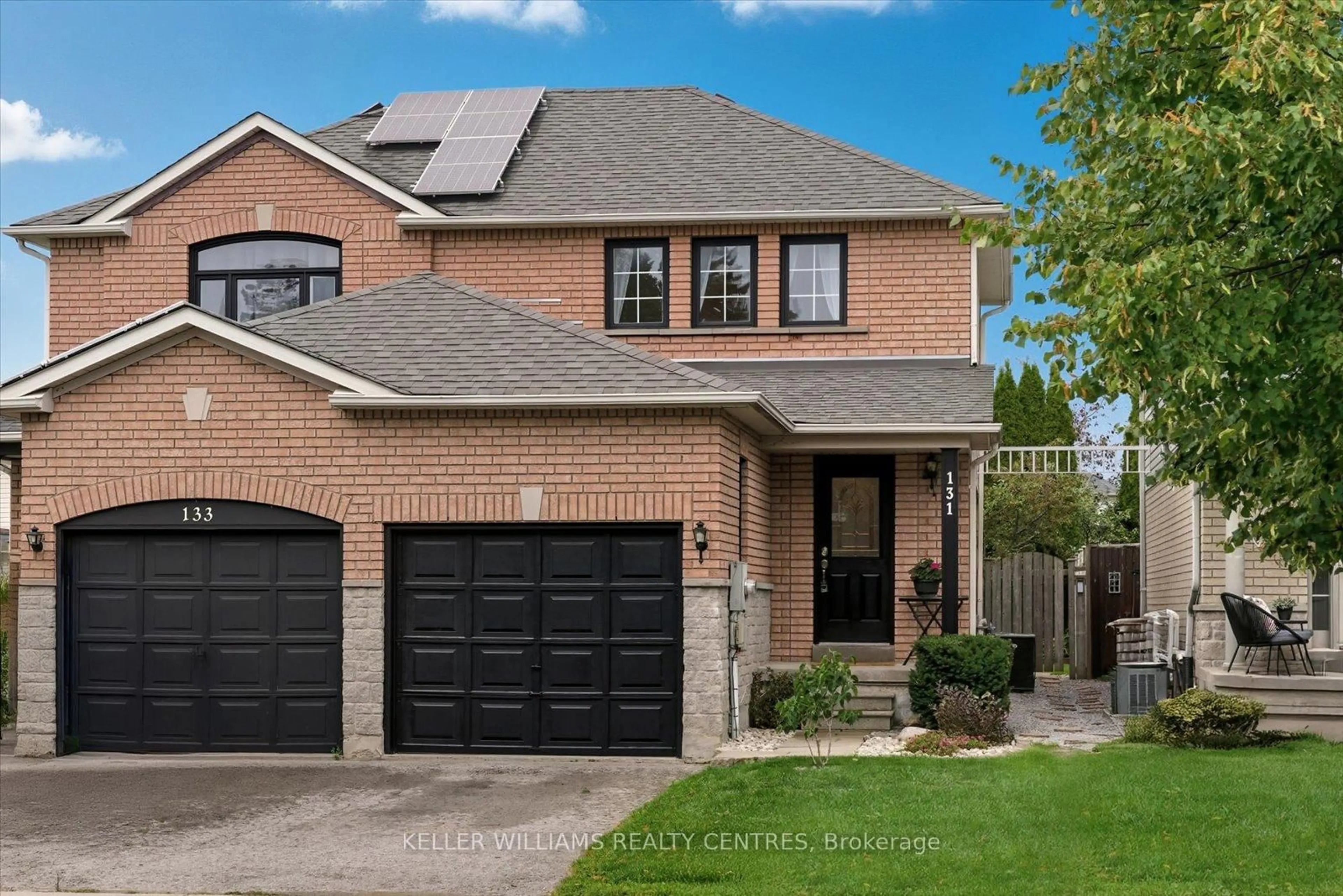 Home with brick exterior material, street for 131 Leslie Ave, Barrie Ontario L4N 9P2