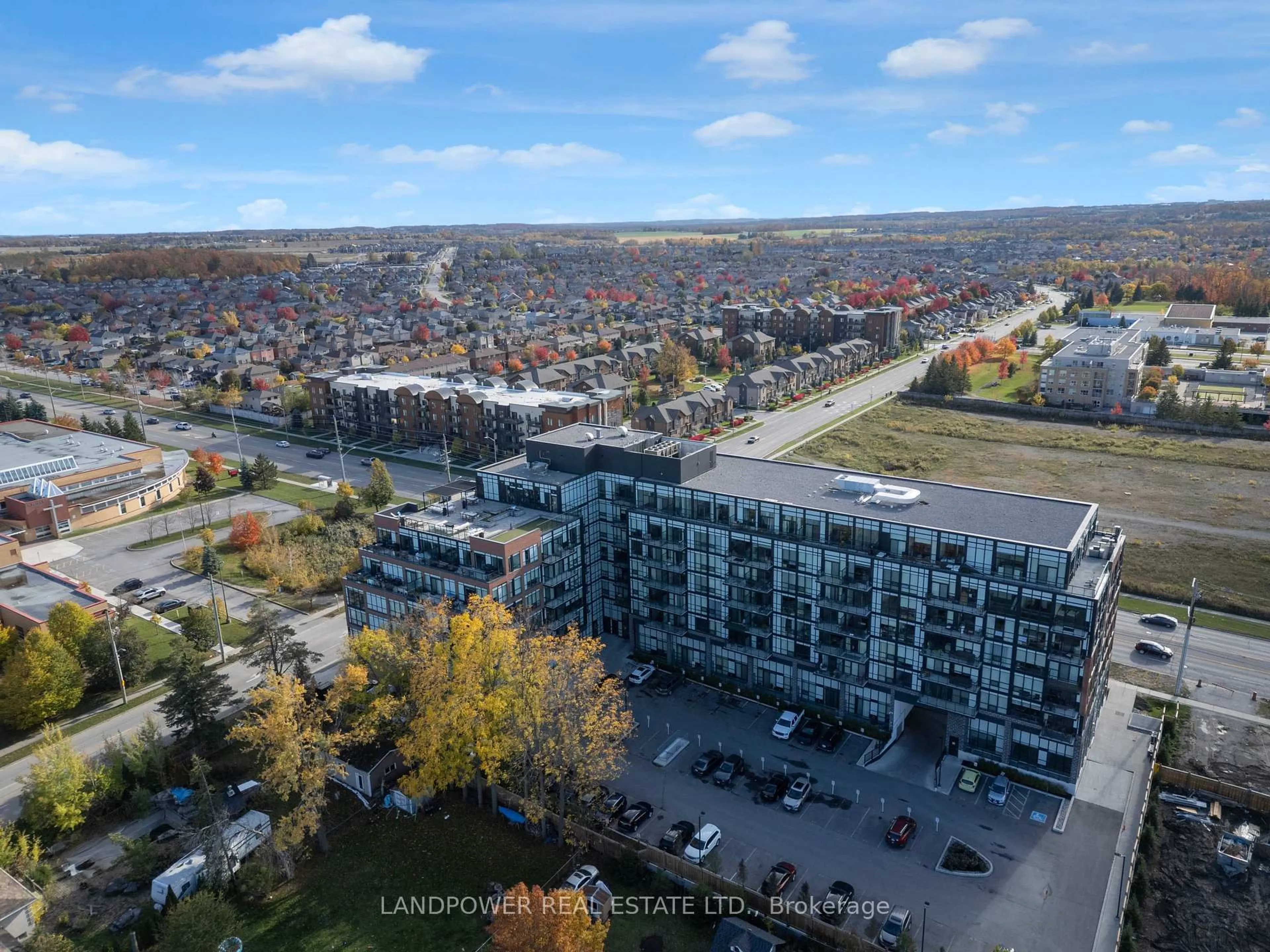 A pic from outside/outdoor area/front of a property/back of a property/a pic from drone, unknown for 681 Yonge St #PH719, Barrie Ontario L9J 0K1