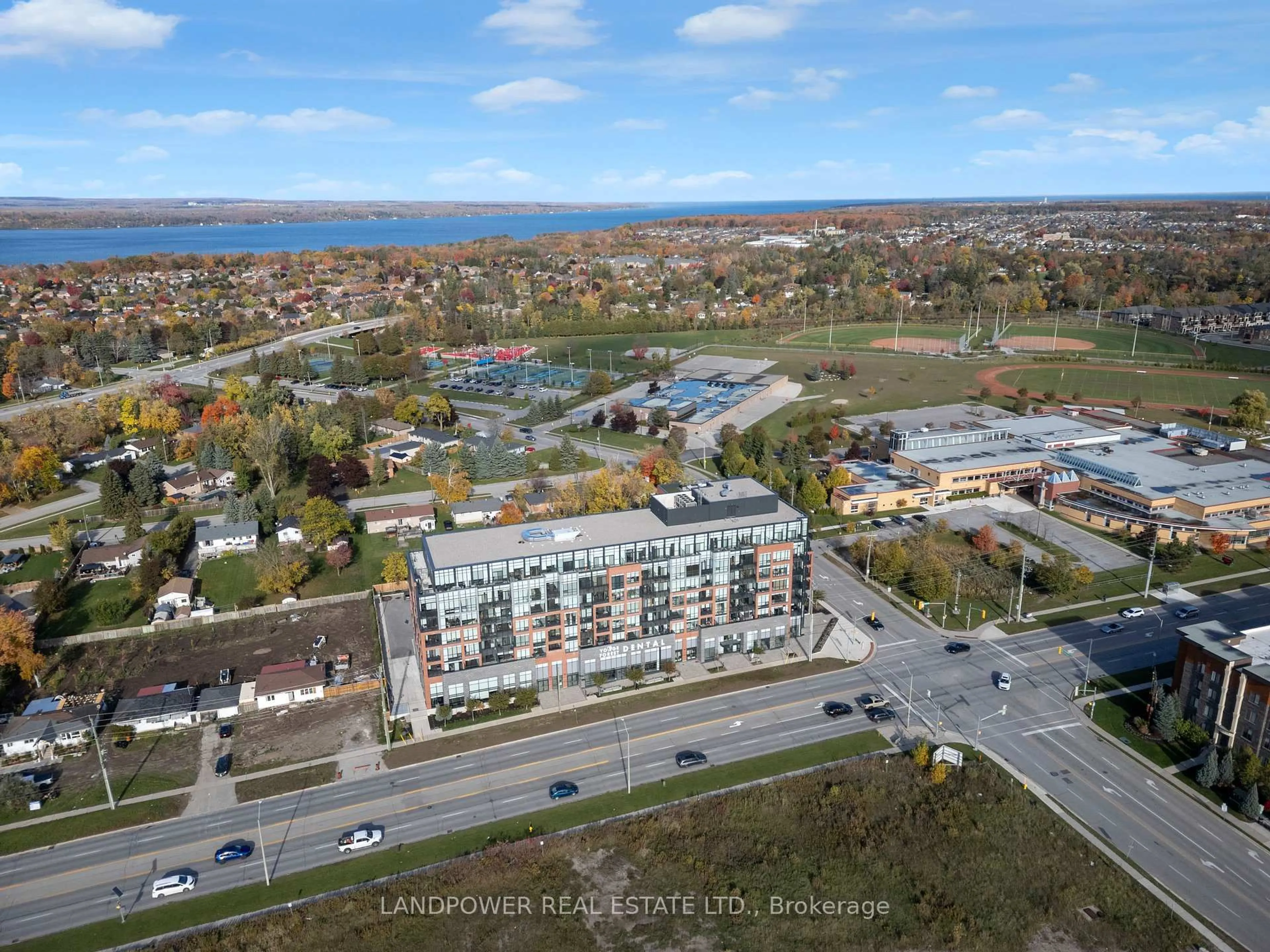 A pic from outside/outdoor area/front of a property/back of a property/a pic from drone, unknown for 681 Yonge St #PH719, Barrie Ontario L9J 0K1