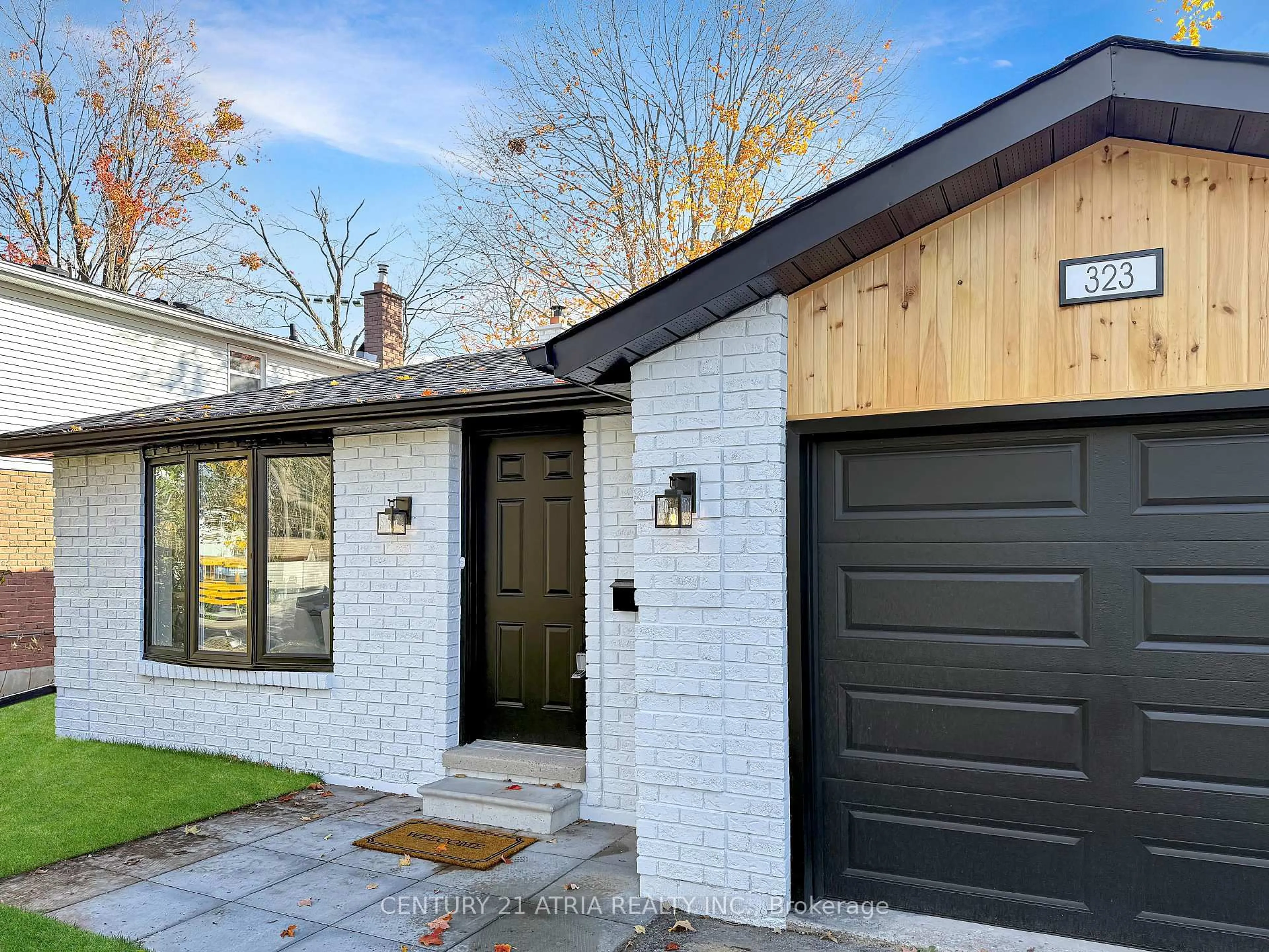 Home with brick exterior material, street for 323 Nelson St, Barrie Ontario L4M 5P6