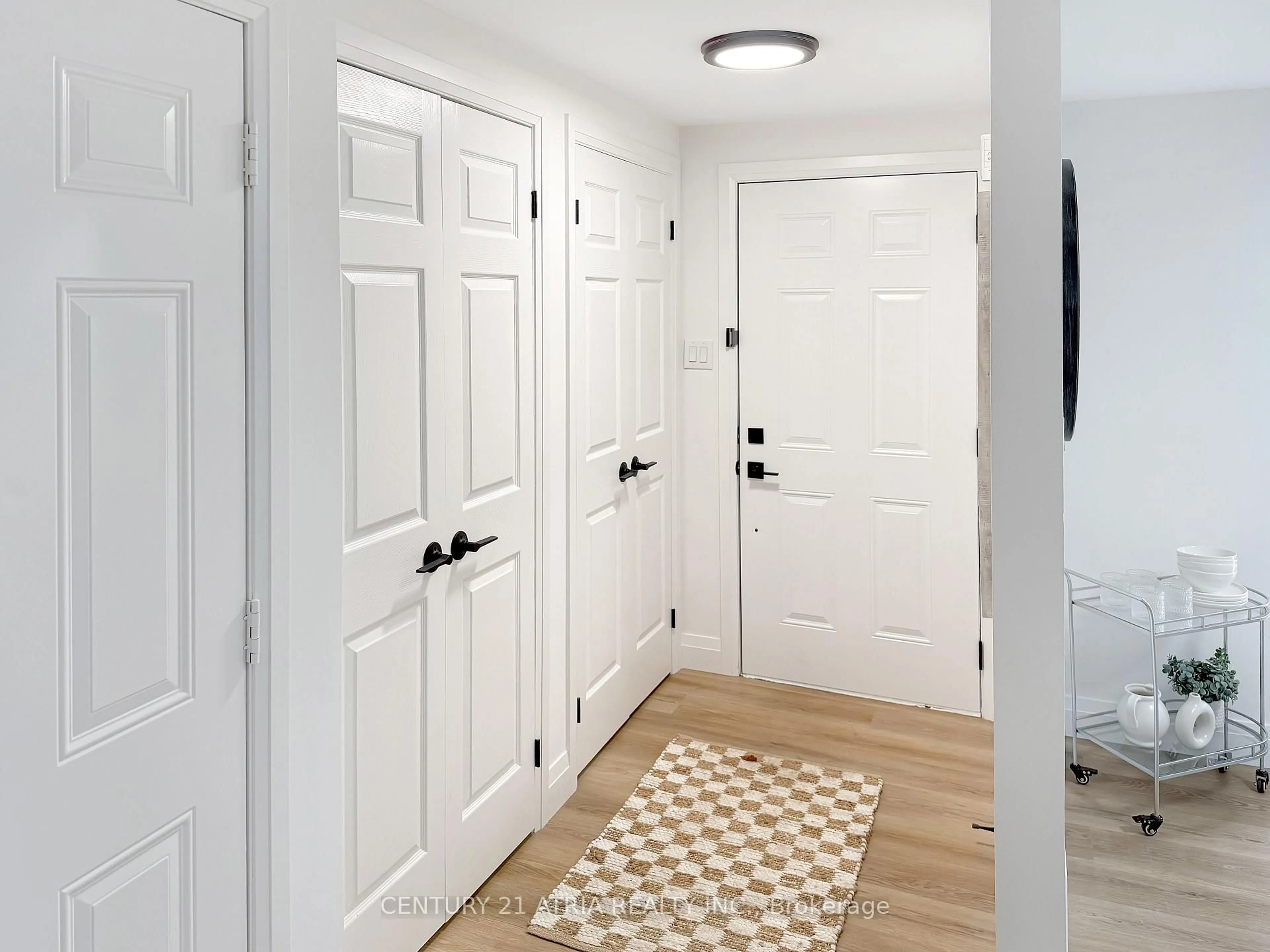 Indoor entryway for 323 Nelson St, Barrie Ontario L4M 5P6