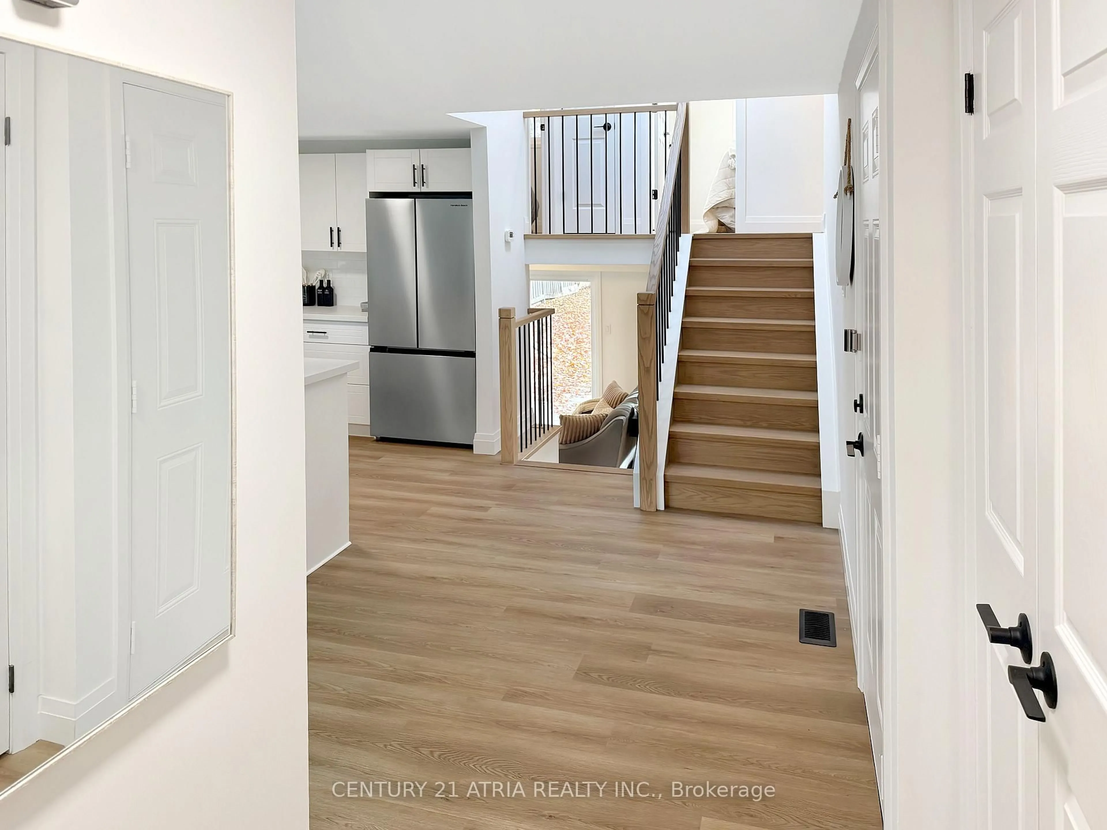 Indoor entryway for 323 Nelson St, Barrie Ontario L4M 5P6