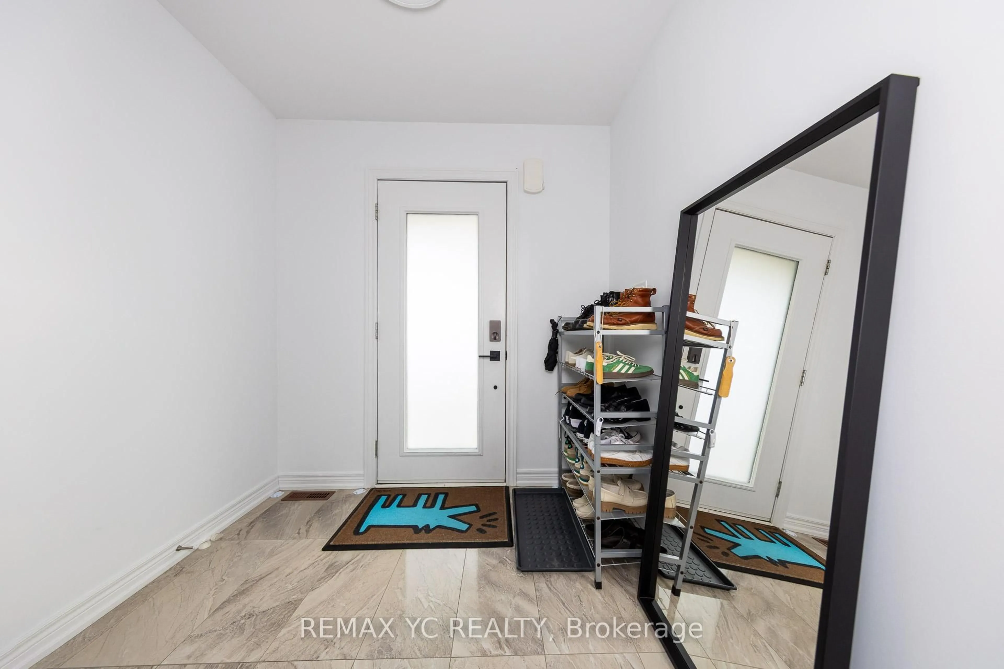 Indoor entryway for 1 Leggott Ave #2, Barrie Ontario L4N 6B1