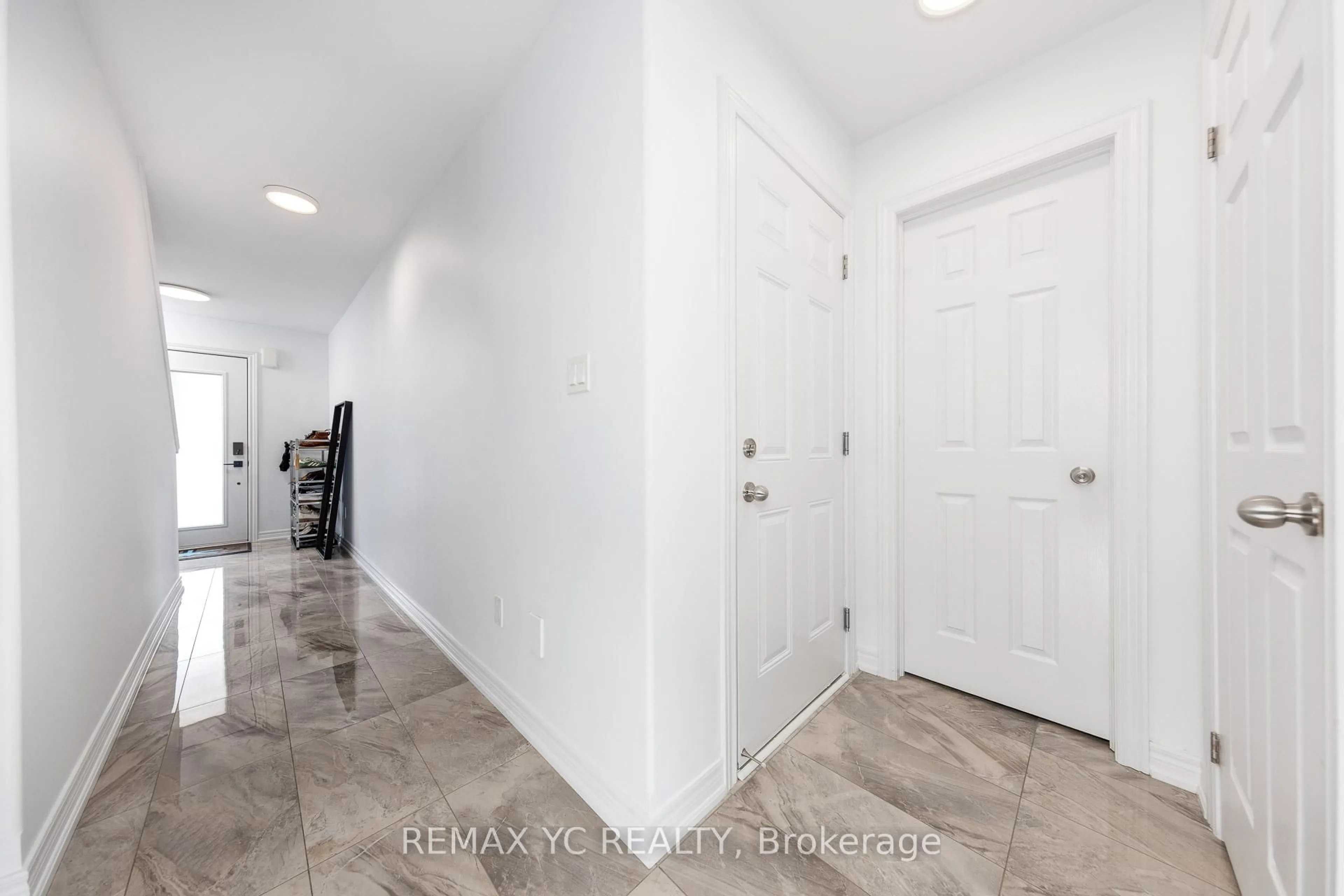 Indoor entryway for 1 Leggott Ave #2, Barrie Ontario L4N 6B1