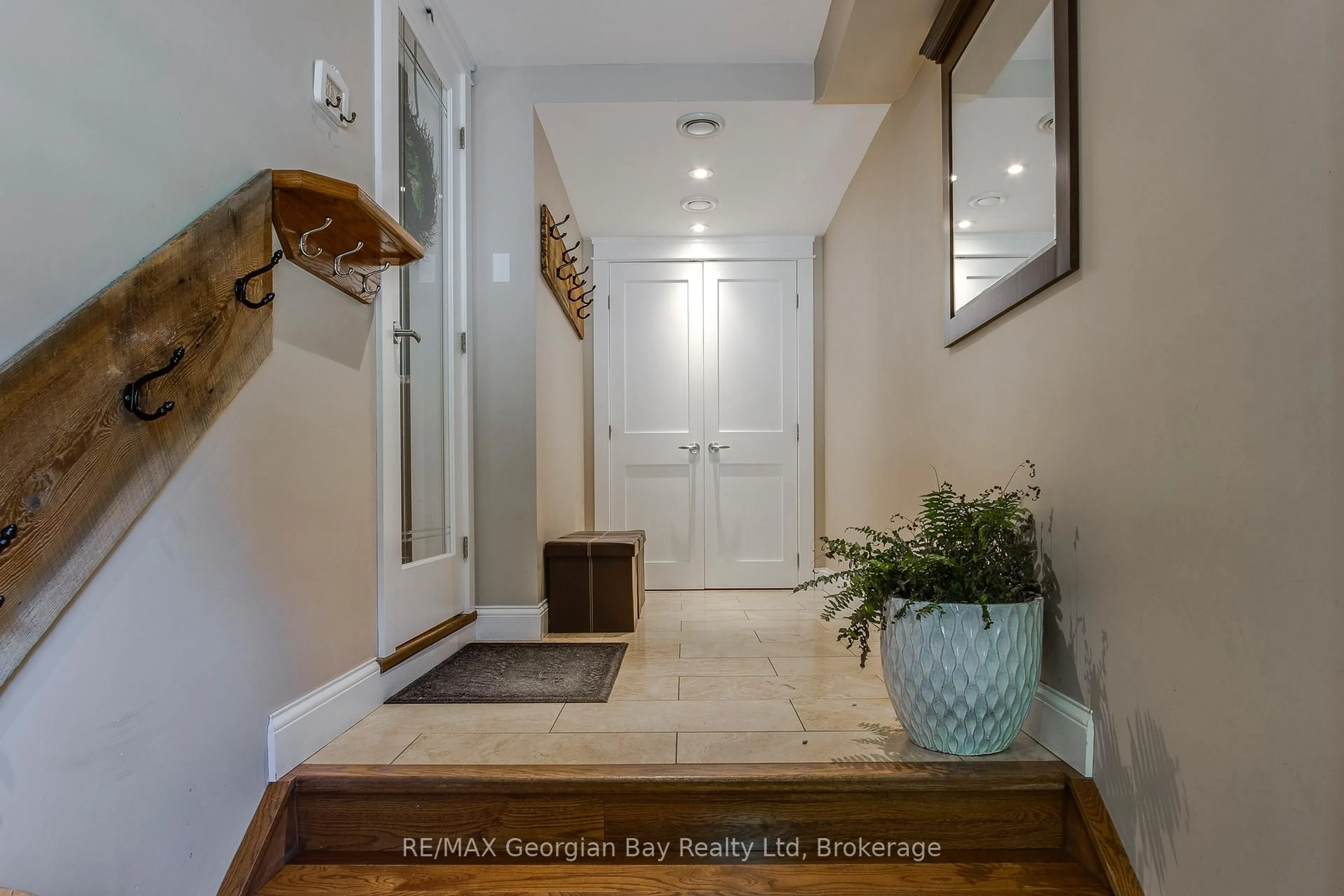 Indoor entryway for 30 Brule St, Penetanguishene Ontario L9M 1J1