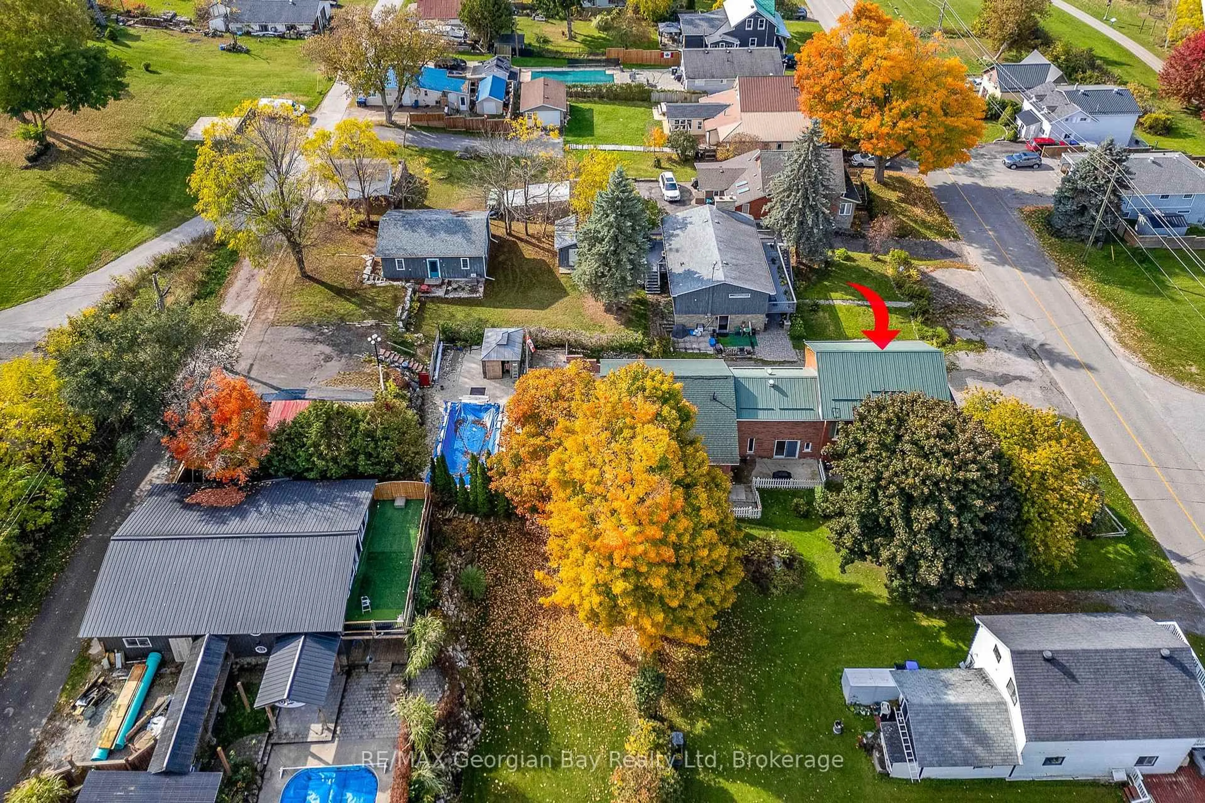 A pic from outside/outdoor area/front of a property/back of a property/a pic from drone, street for 42 Water St, Penetanguishene Ontario L9M 1M9