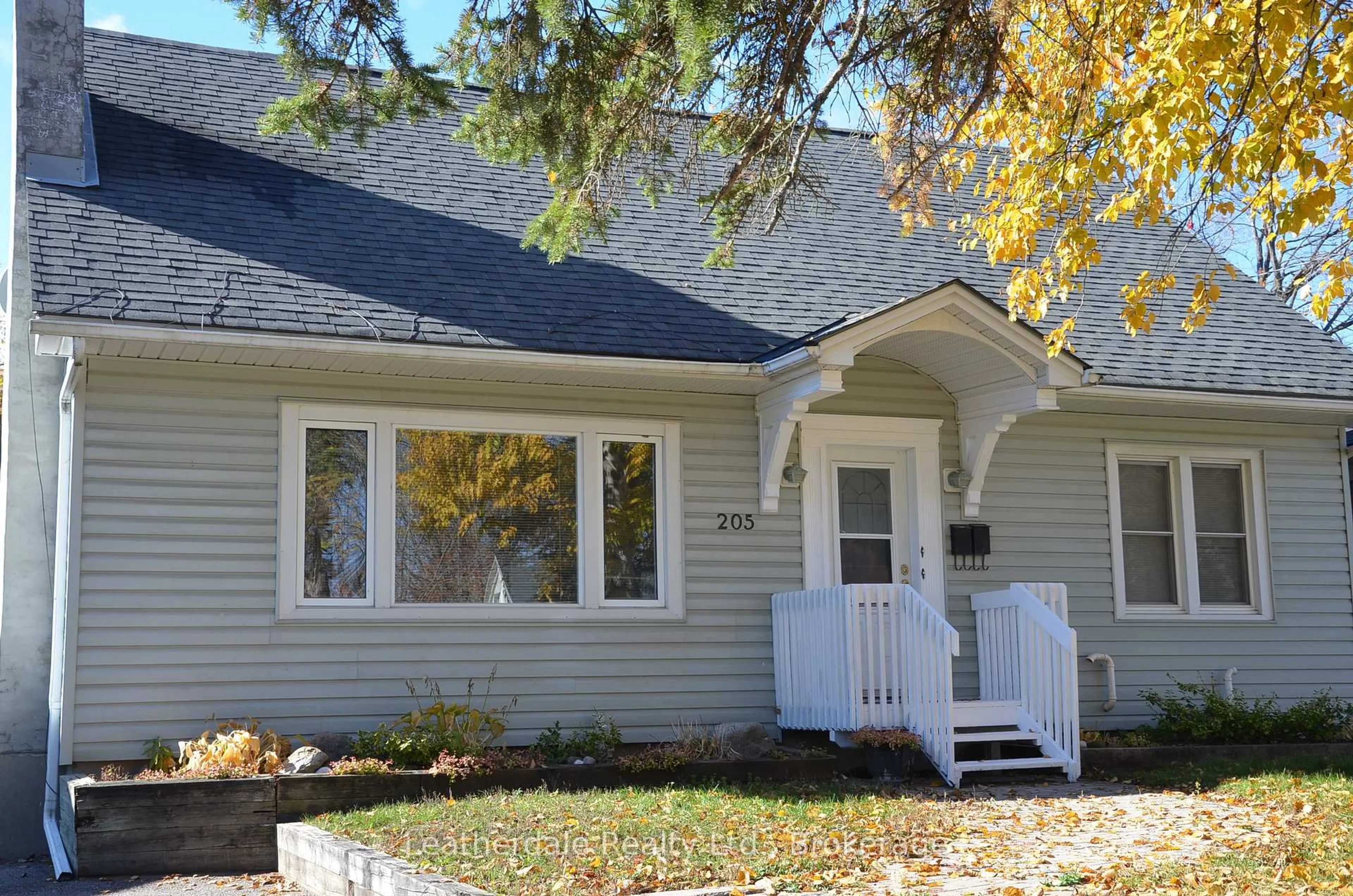 Home with vinyl exterior material, street for 205 West St, Orillia Ontario L3V 5C7