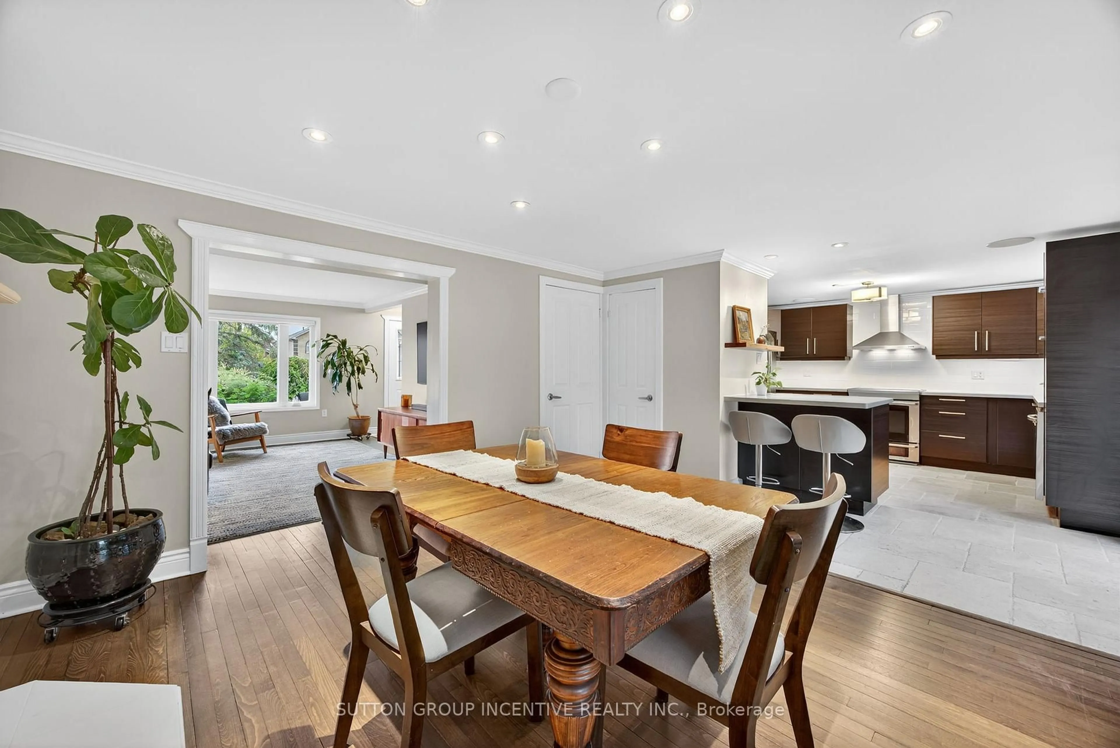 Dining room, wood/laminate floor for 87 Irwin Dr, Barrie Ontario L4N 7A9