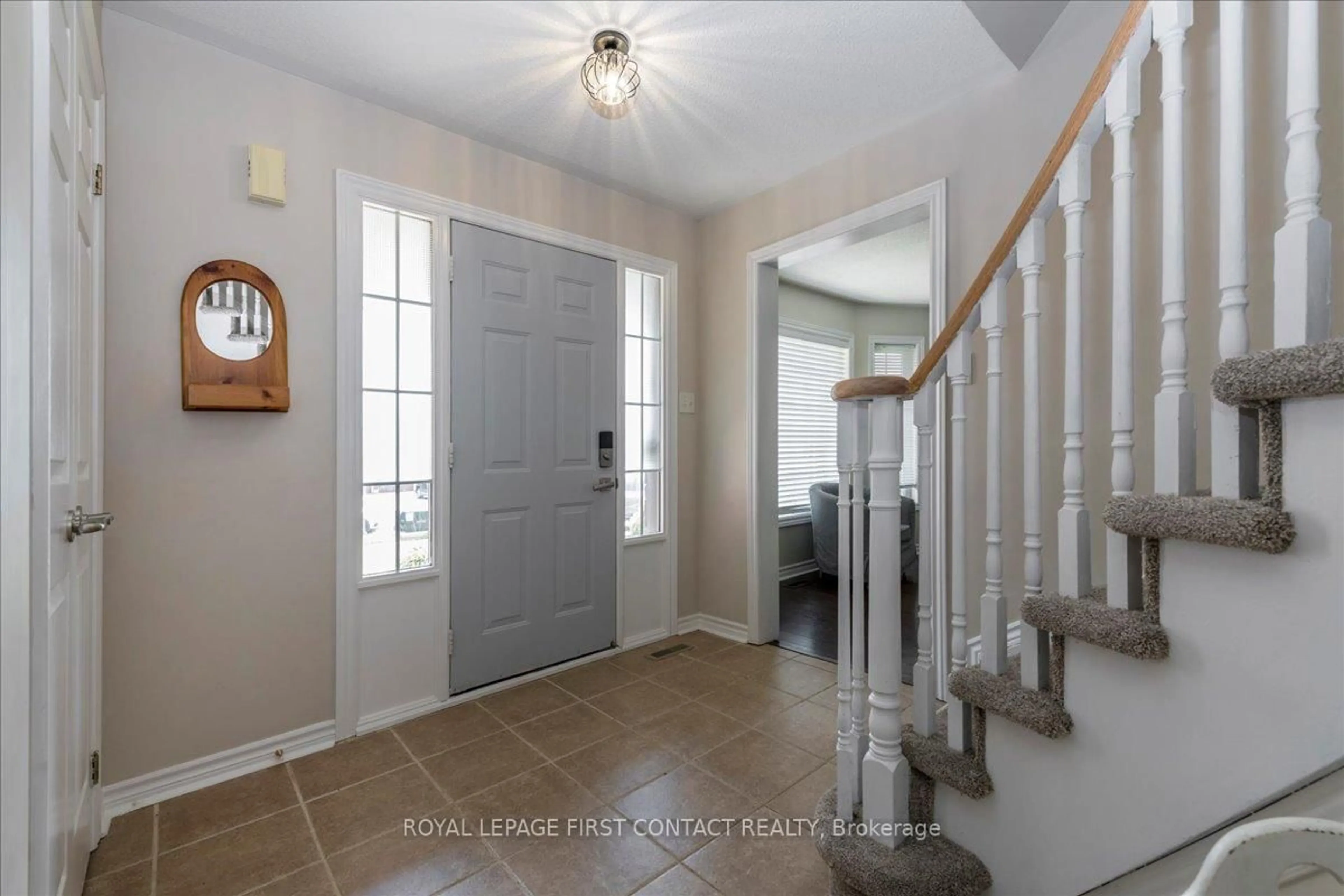 Indoor entryway for 26 Kenwell Cres, Barrie Ontario L4N 0A4