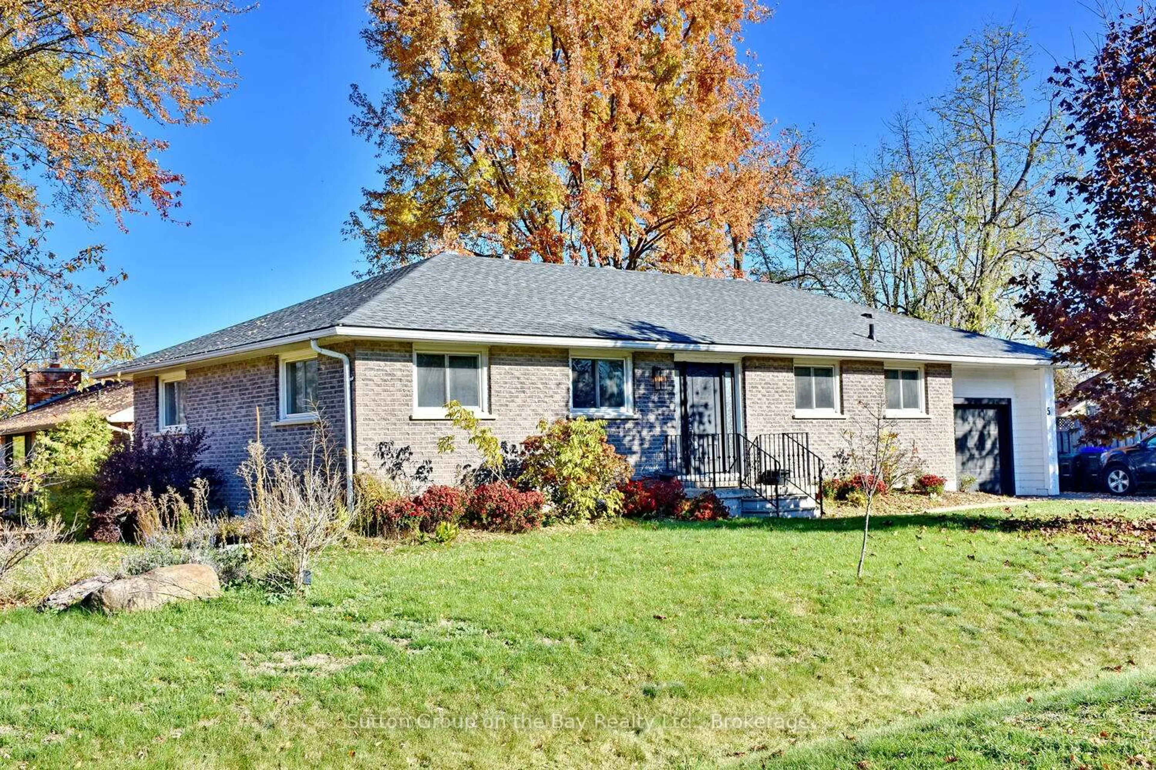 Home with brick exterior material, street for 5 BROCK Cres, Collingwood Ontario L9Y 4A4