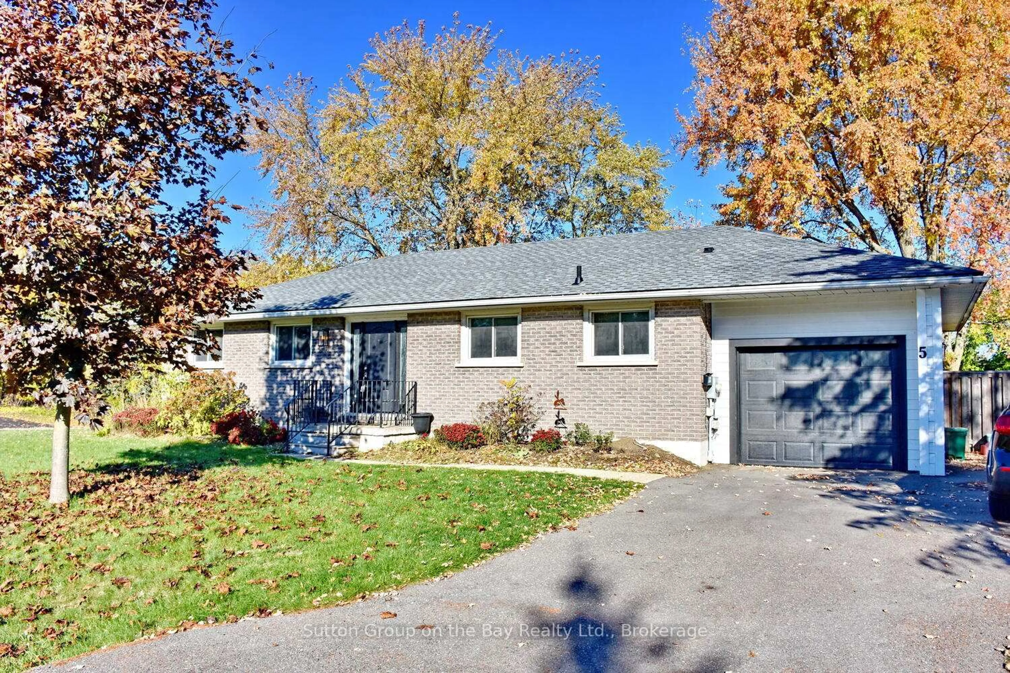 Home with vinyl exterior material, street for 5 BROCK Cres, Collingwood Ontario L9Y 4A4