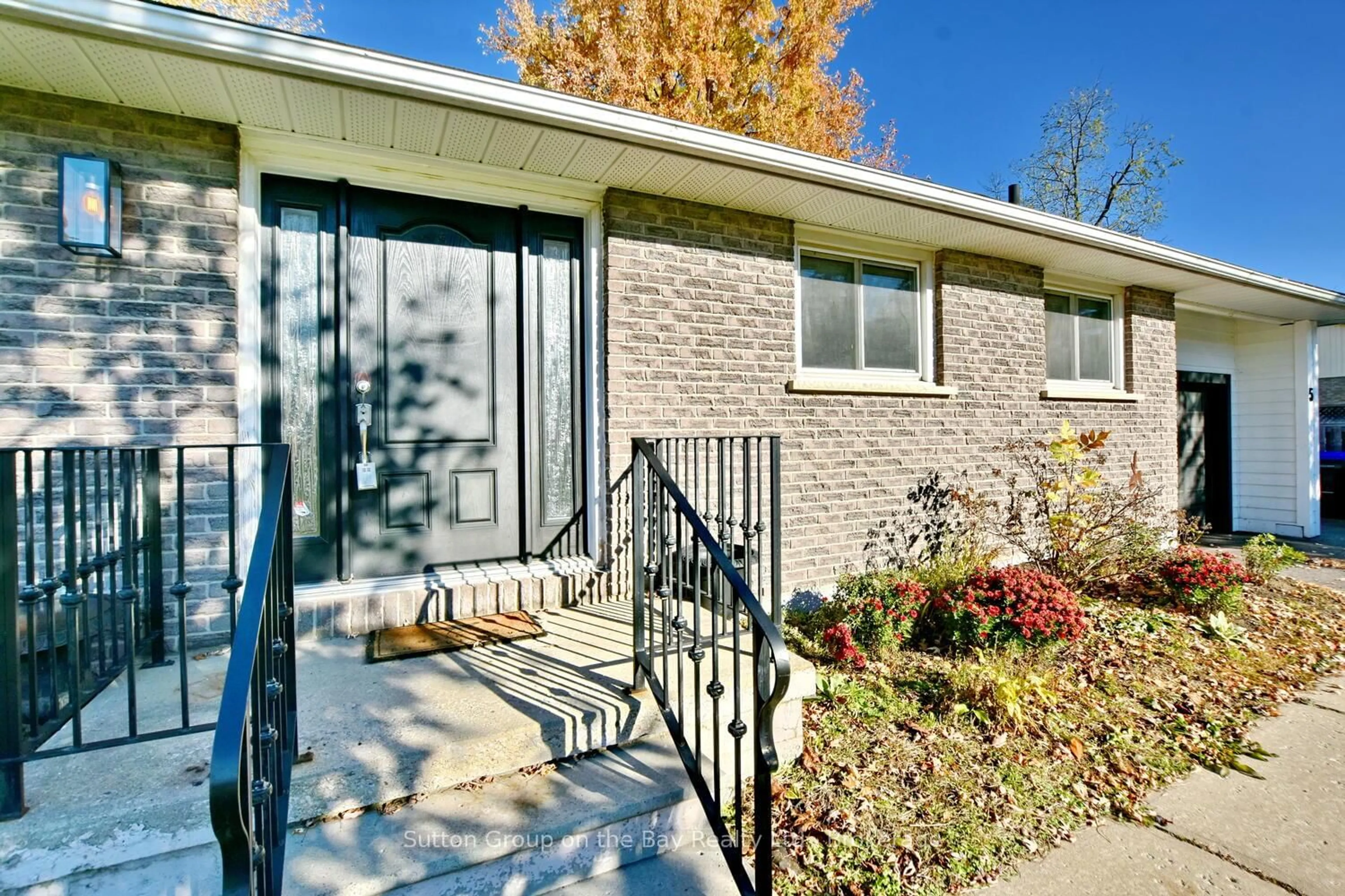 Home with vinyl exterior material, street for 5 BROCK Cres, Collingwood Ontario L9Y 4A4