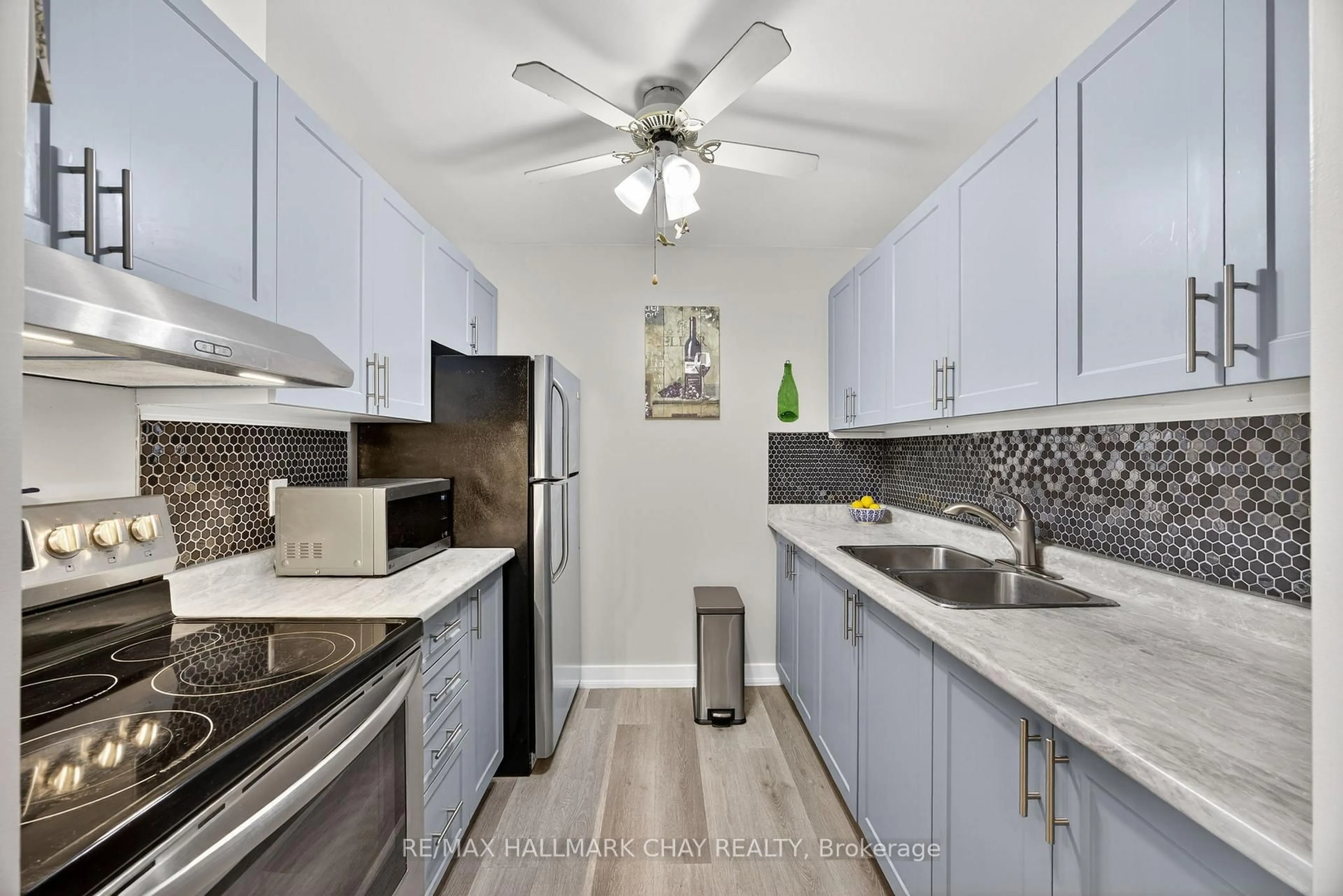 Standard kitchen, ceramic/tile floor for 147 Edgehill Dr #G9, Barrie Ontario L4N 1L9