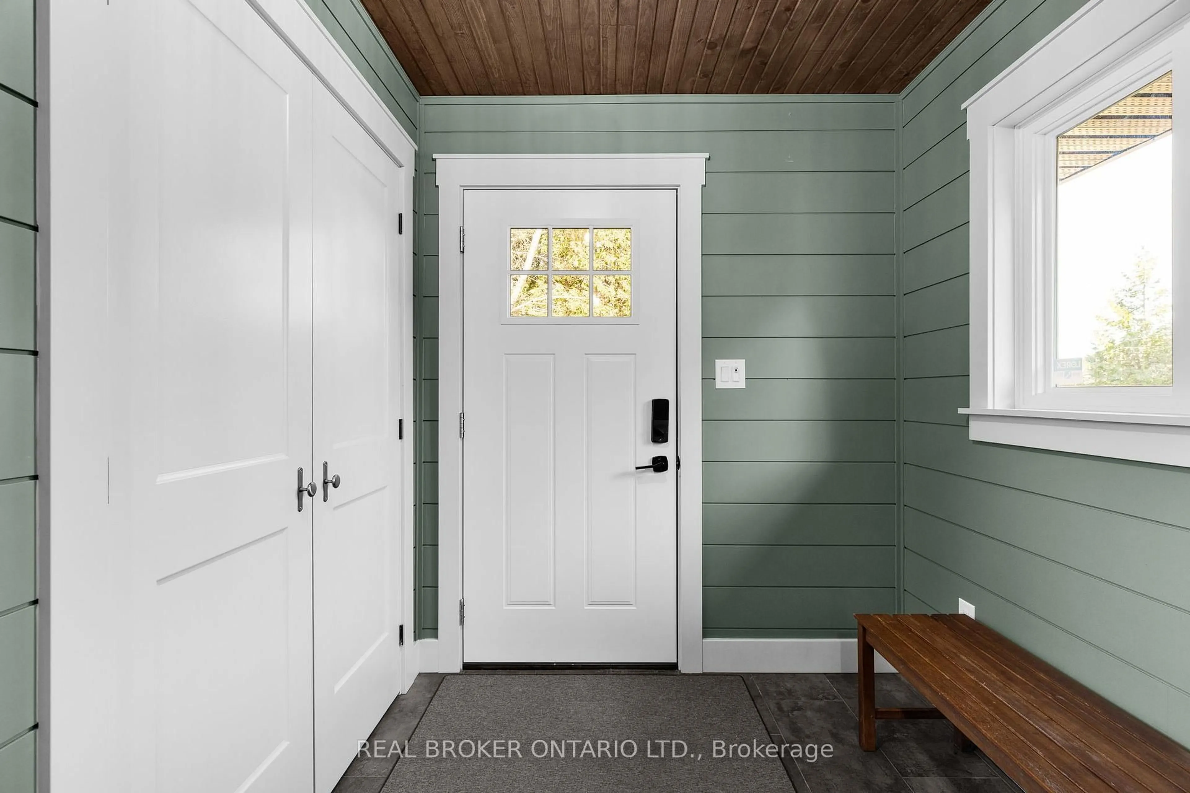 Indoor entryway for 4382 Uhthoff Line, Severn Ontario L3V 8B7
