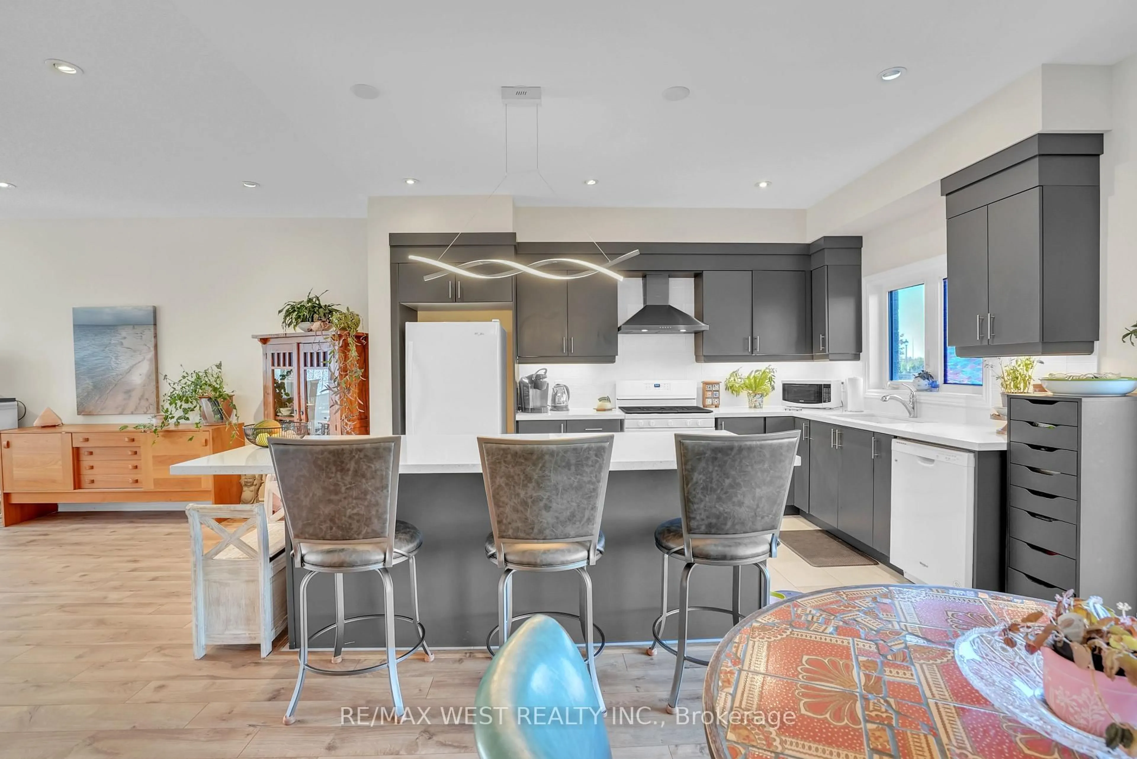 Contemporary kitchen, unknown for 22 Bianca Cres, Wasaga Beach Ontario L9Z 0H7