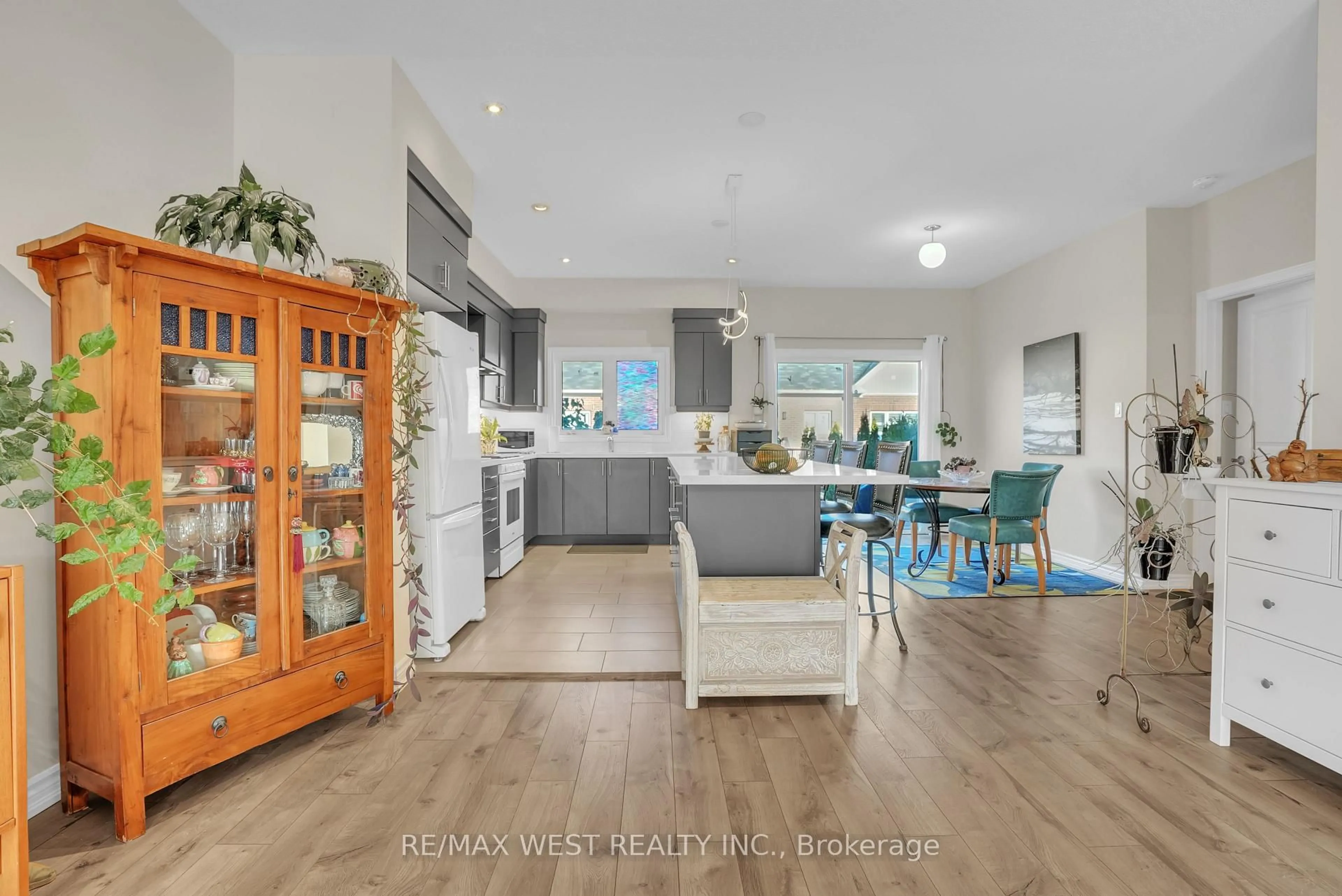 Open concept kitchen, unknown for 22 Bianca Cres, Wasaga Beach Ontario L9Z 0H7