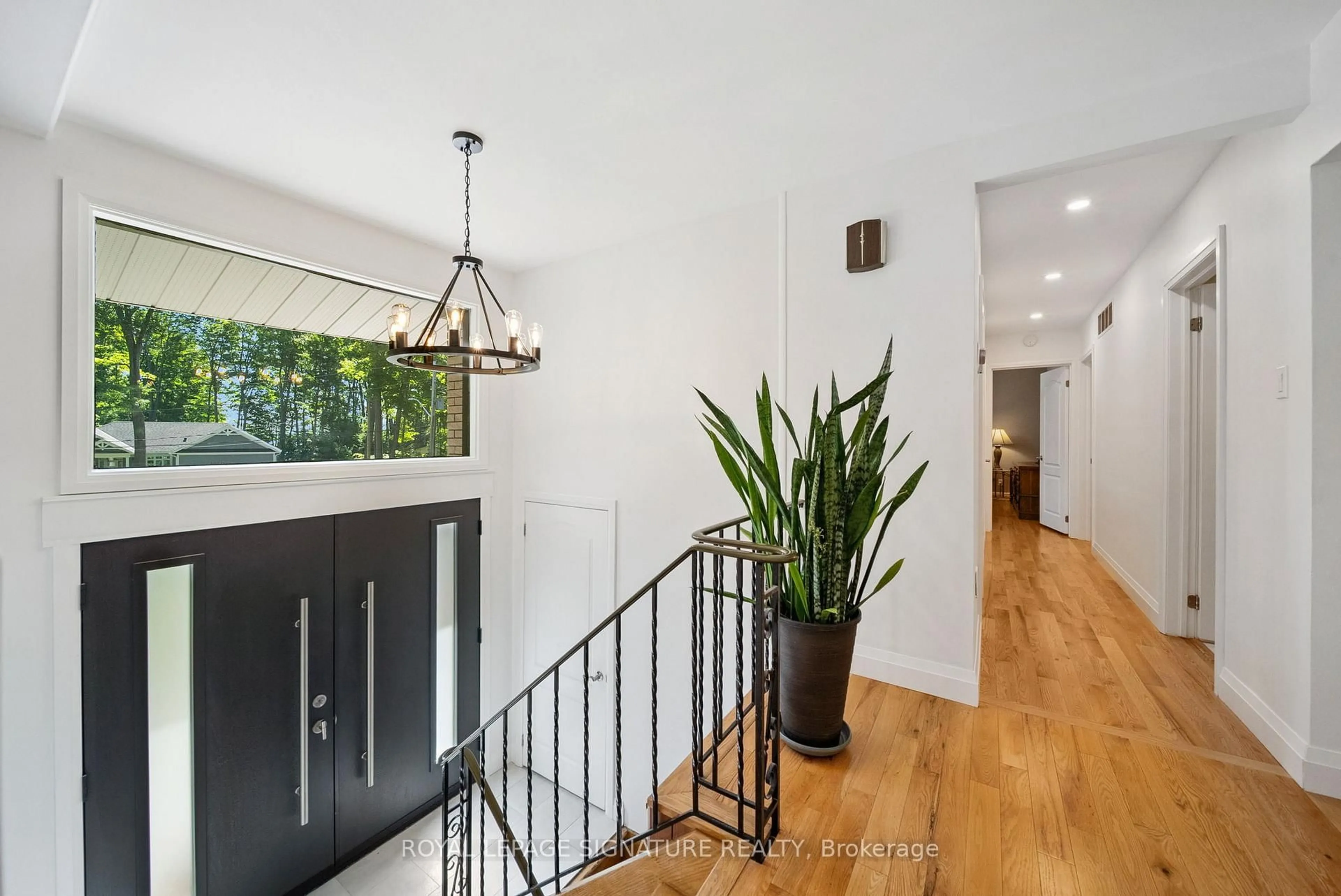 Indoor entryway for 470 Parkview Crt, Midland Ontario L4R 5G3