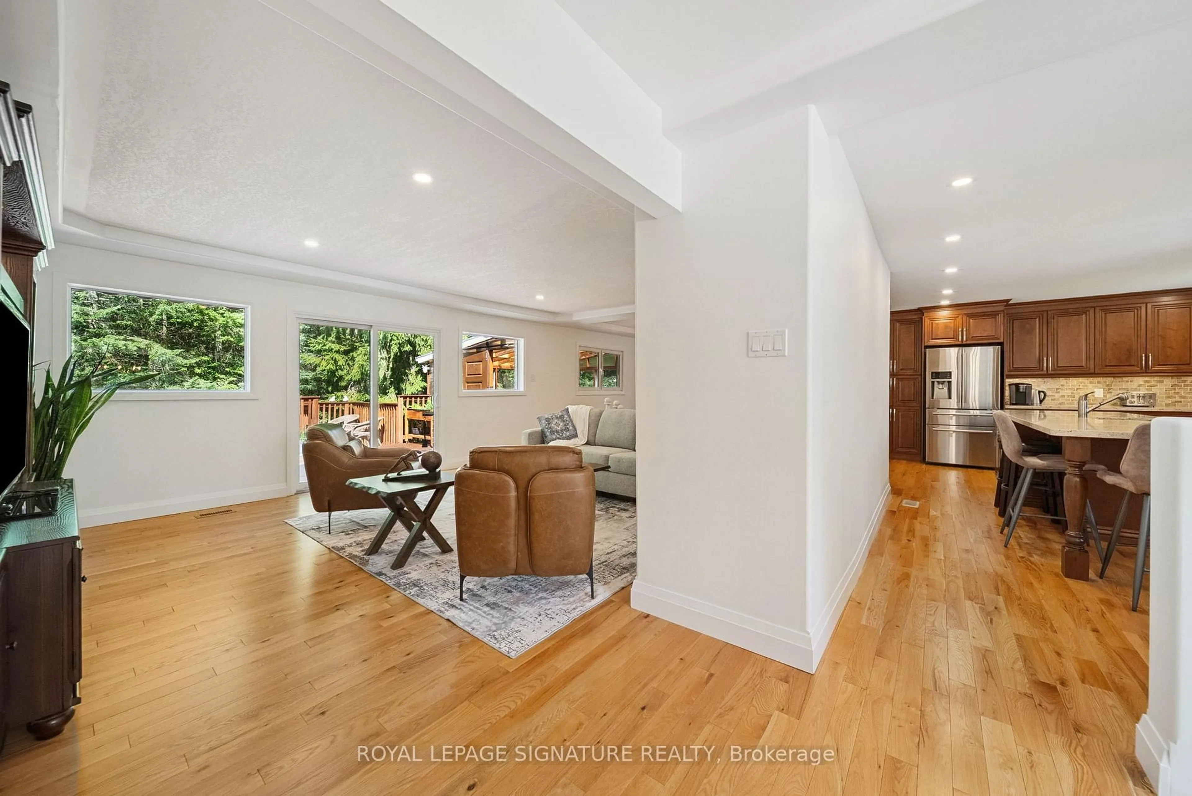 Indoor foyer for 470 Parkview Crt, Midland Ontario L4R 5G3