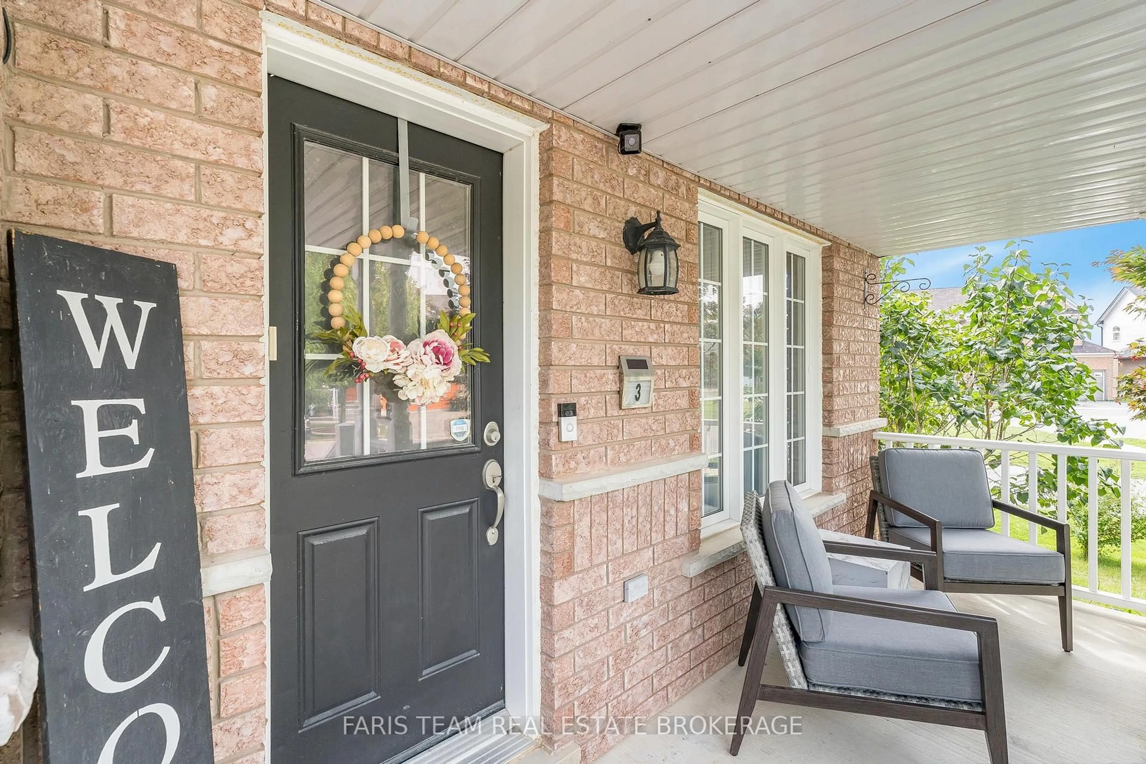 Indoor entryway for 3 Saxon Rd, Barrie Ontario L4M 7G6