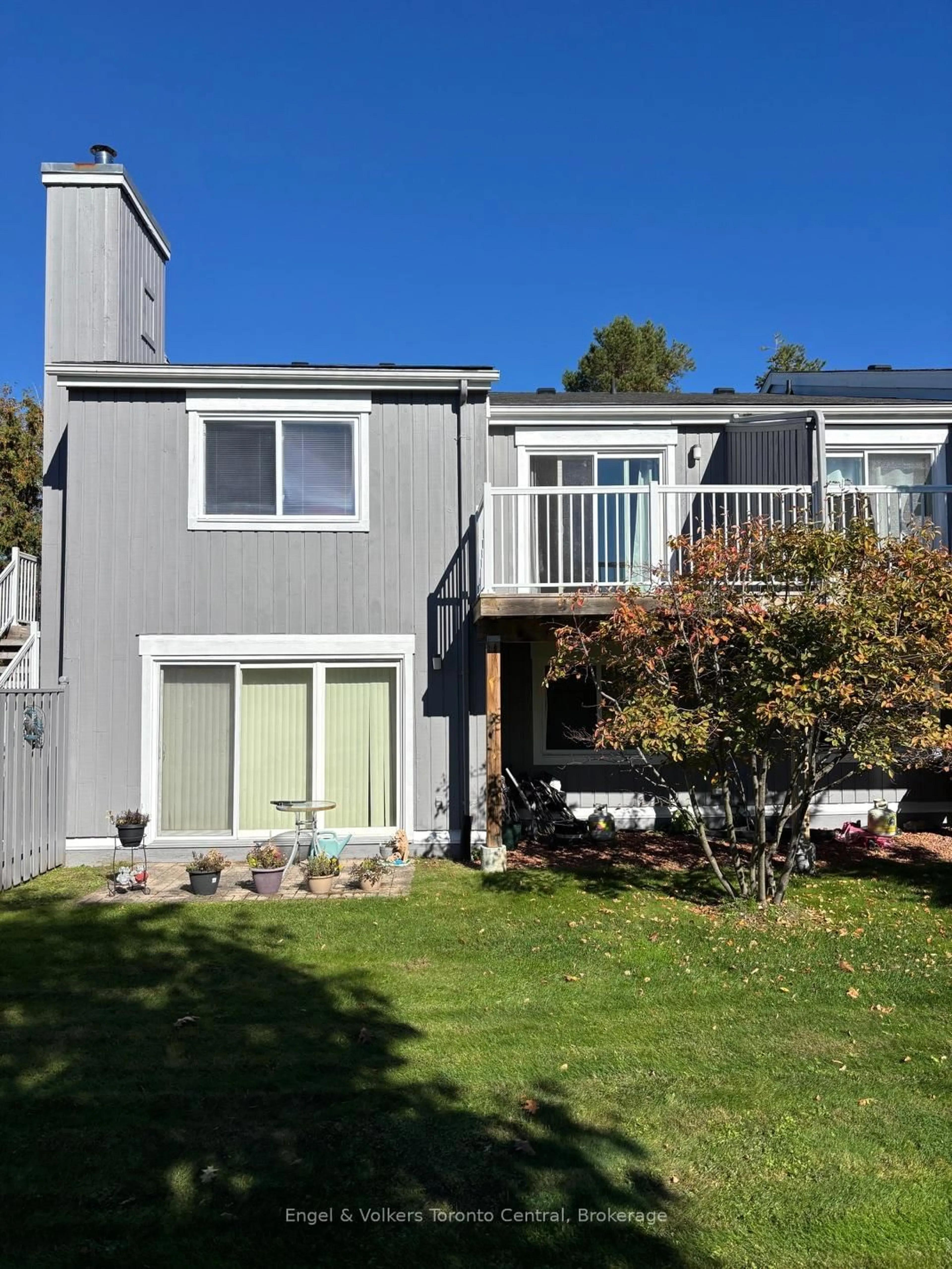 Home with vinyl exterior material, unknown for 23 Dawson Dr #93, Collingwood Ontario L9Y 5B4