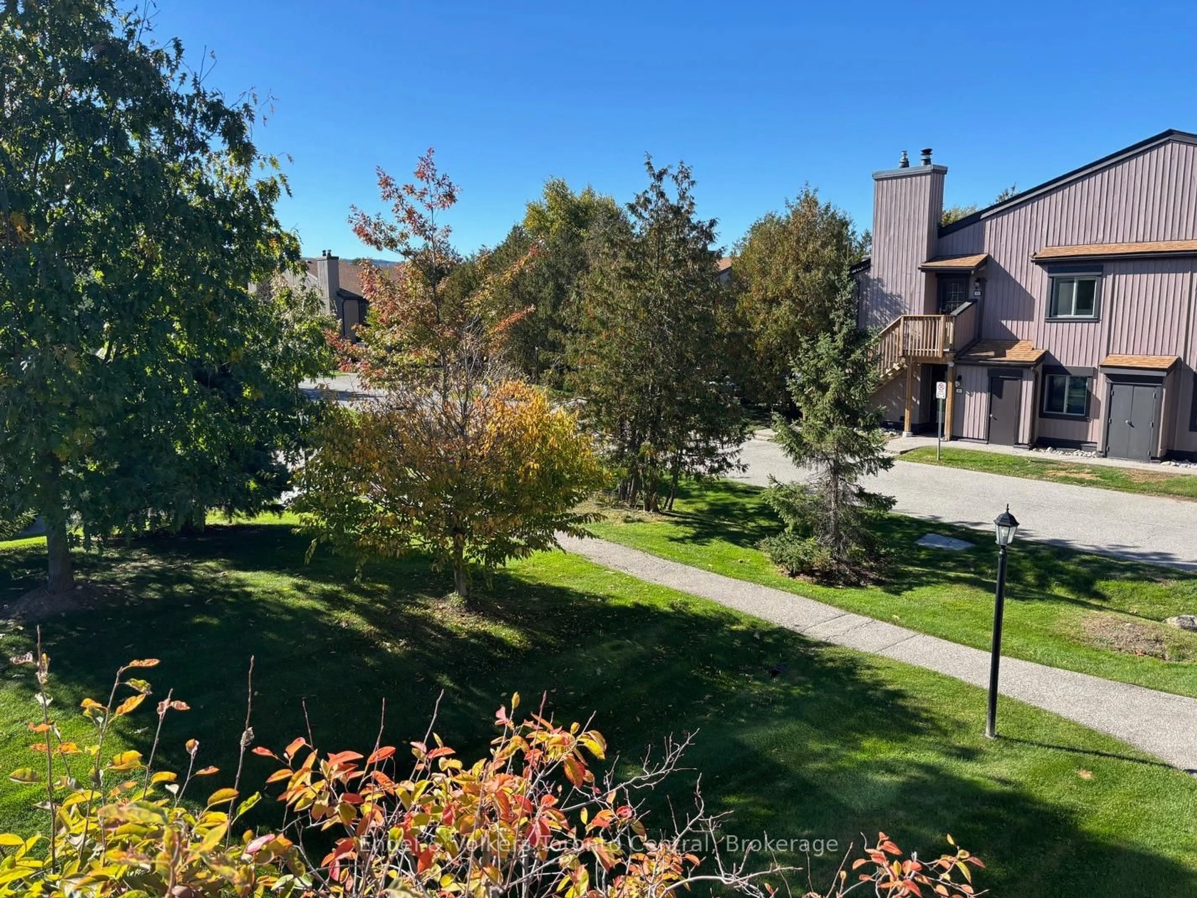A pic from outside/outdoor area/front of a property/back of a property/a pic from drone, unknown for 23 Dawson Dr #93, Collingwood Ontario L9Y 5B4